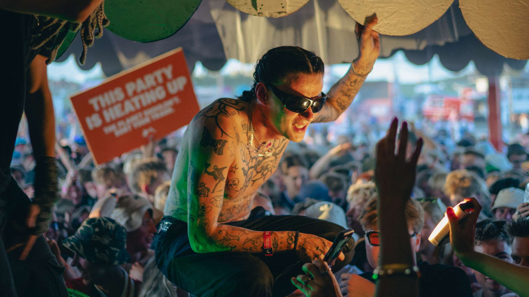 Se billederne fra en vild festdag på Roskilde Festival – danske musikstjerner dukkede op i campen