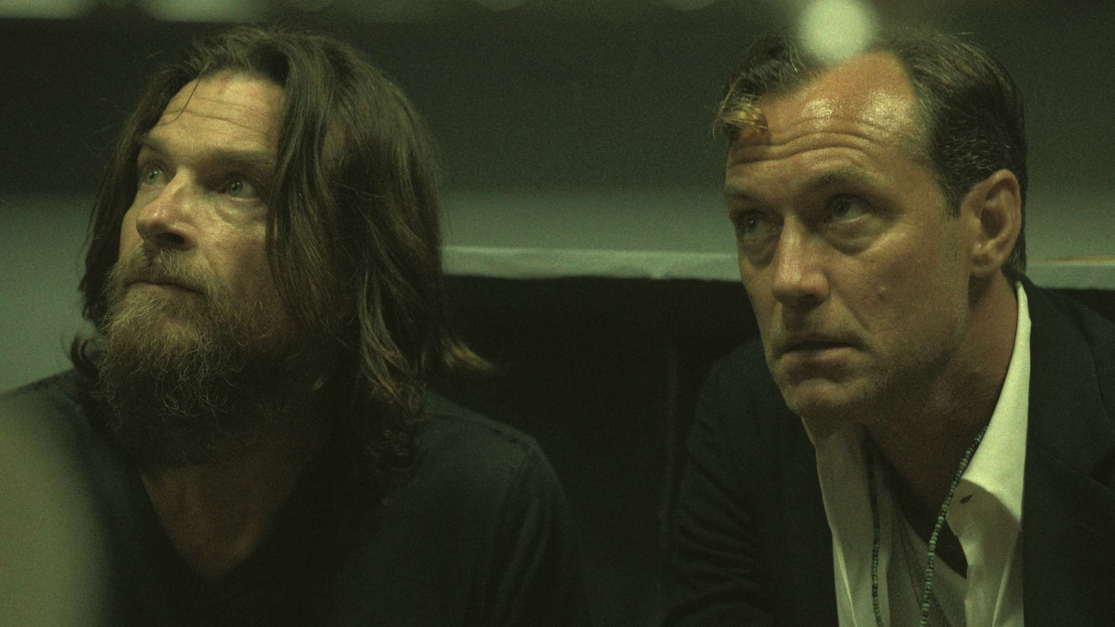 Jude Law og Jason Bateman er gevaldigt på skideren i ny Netflix-serie – se traileren til ‘Black Rabbit’