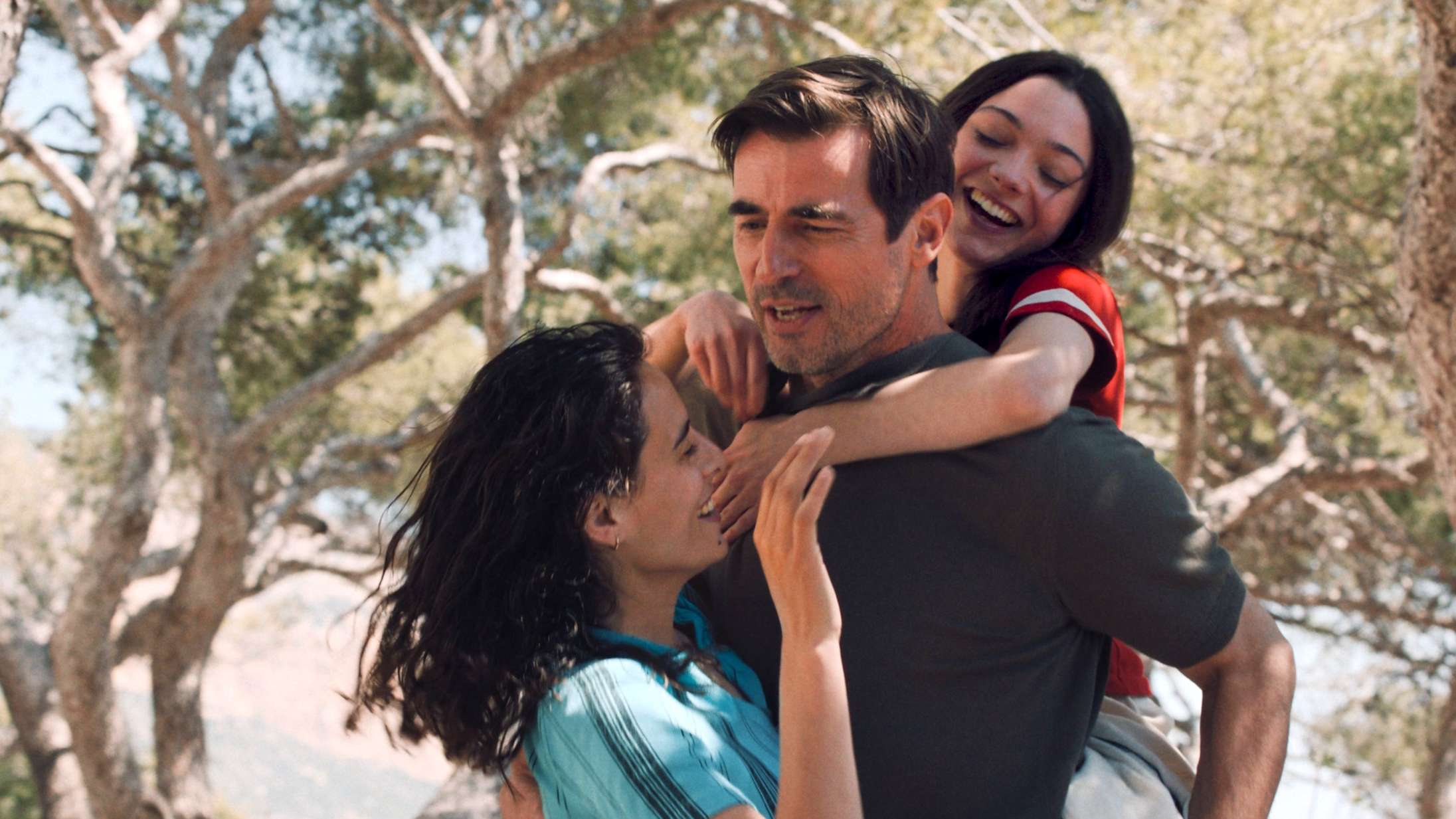 ’Bonjour Tristesse’: Nyfortolkning af romanklassiker med velcastet Claes Bang er som en varm og tung sommerdøs