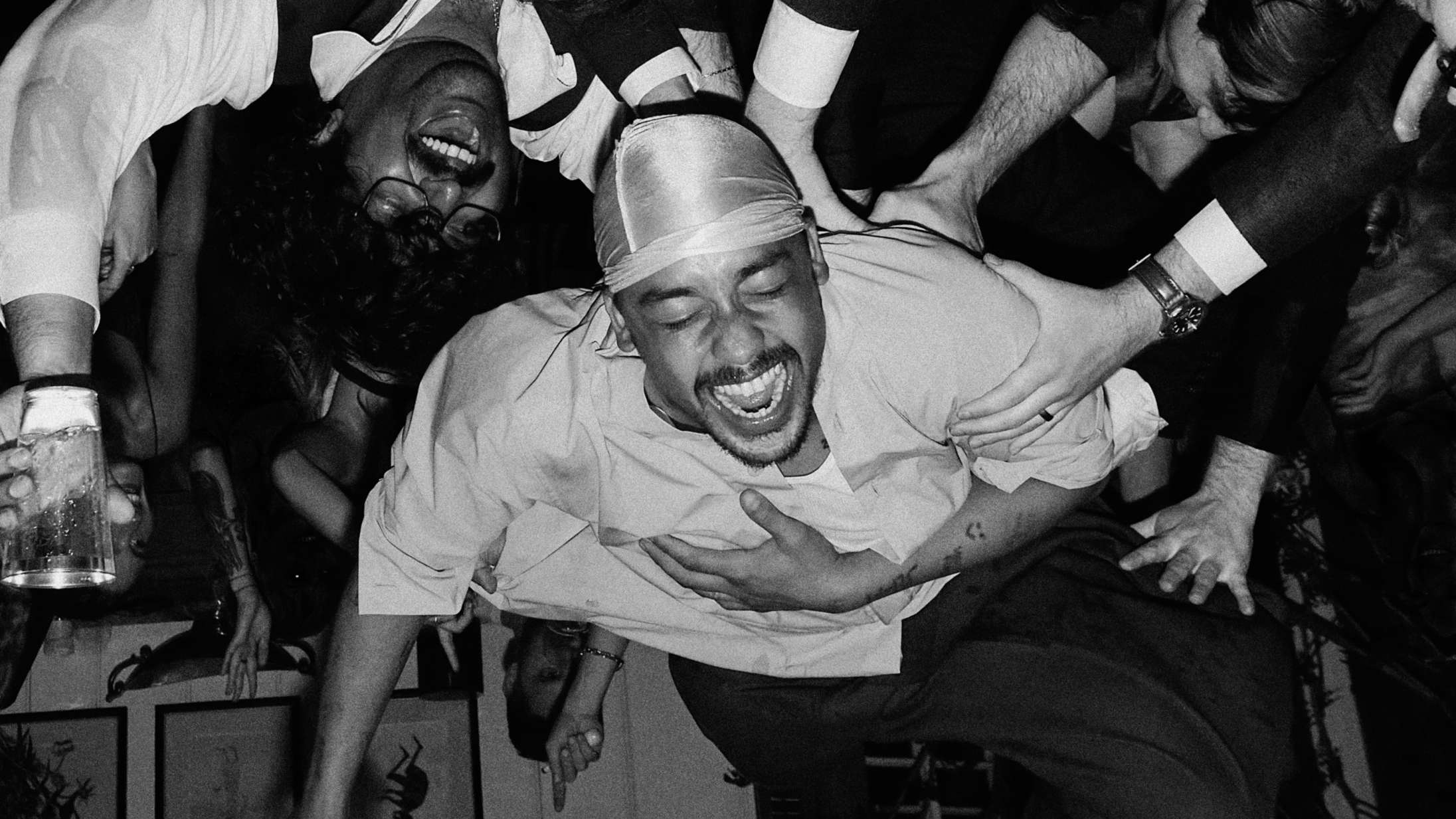 Se indiefavoritten Dijon indtage ‘Saturday Night Live’ med Justin Vernon og kæmpeband i ryggen