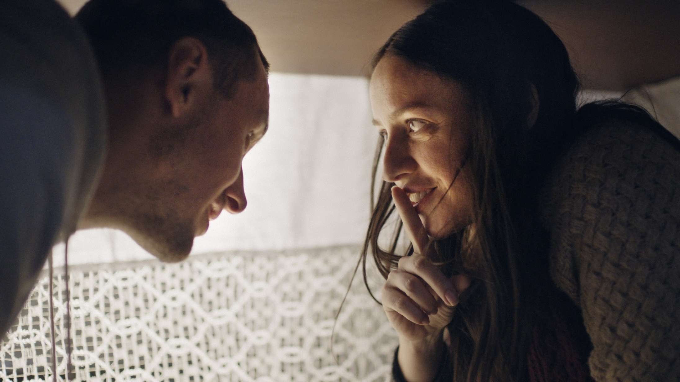 Se Blaue Blume-forsanger Jonas Holst Schmidt i traileren til sektdramaet ‘Kærlighedens gerninger’