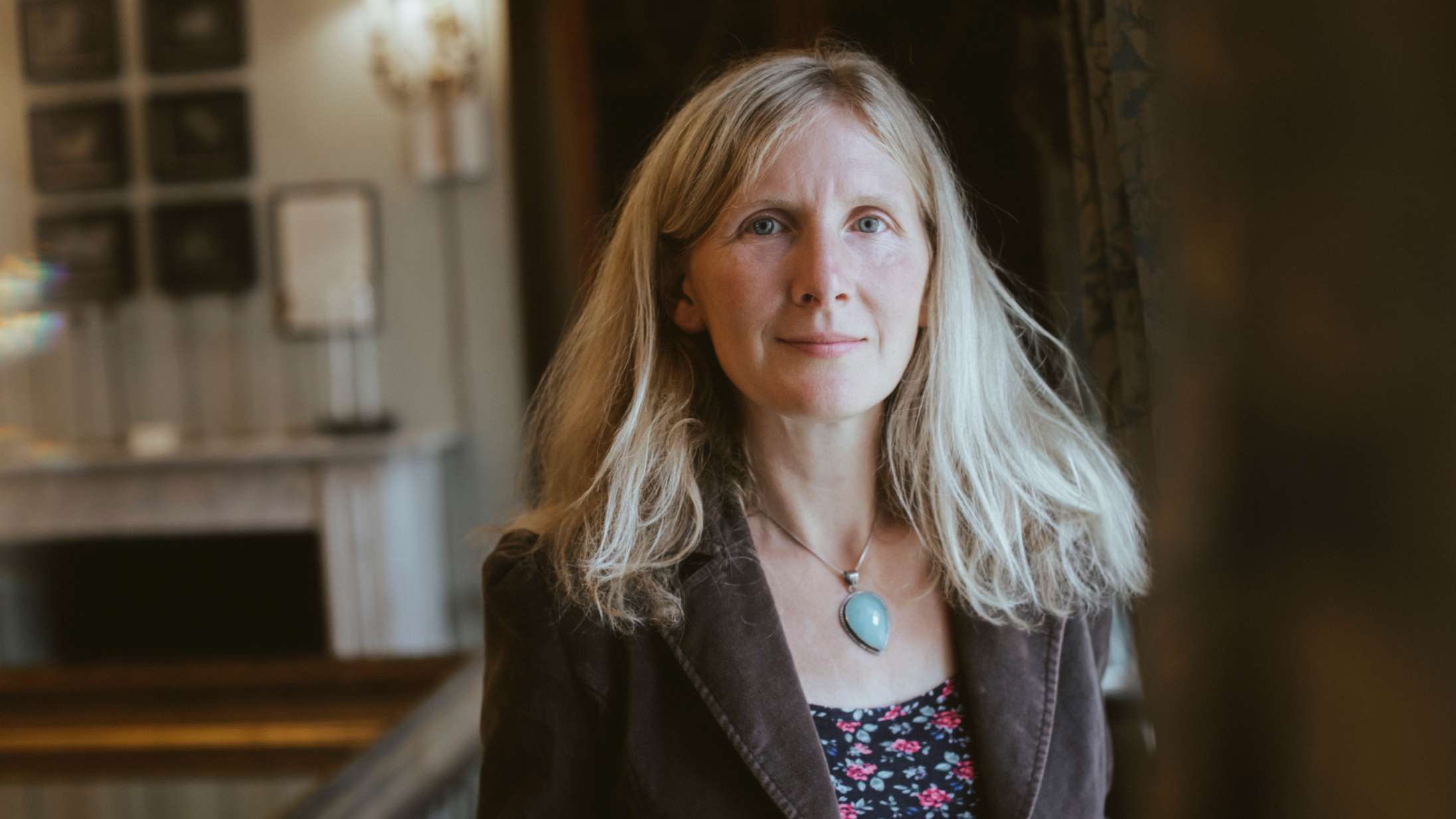 ’Seksten solopgange’ er en arbejdspladsroman om den mest interessante arbejdsplads i verden