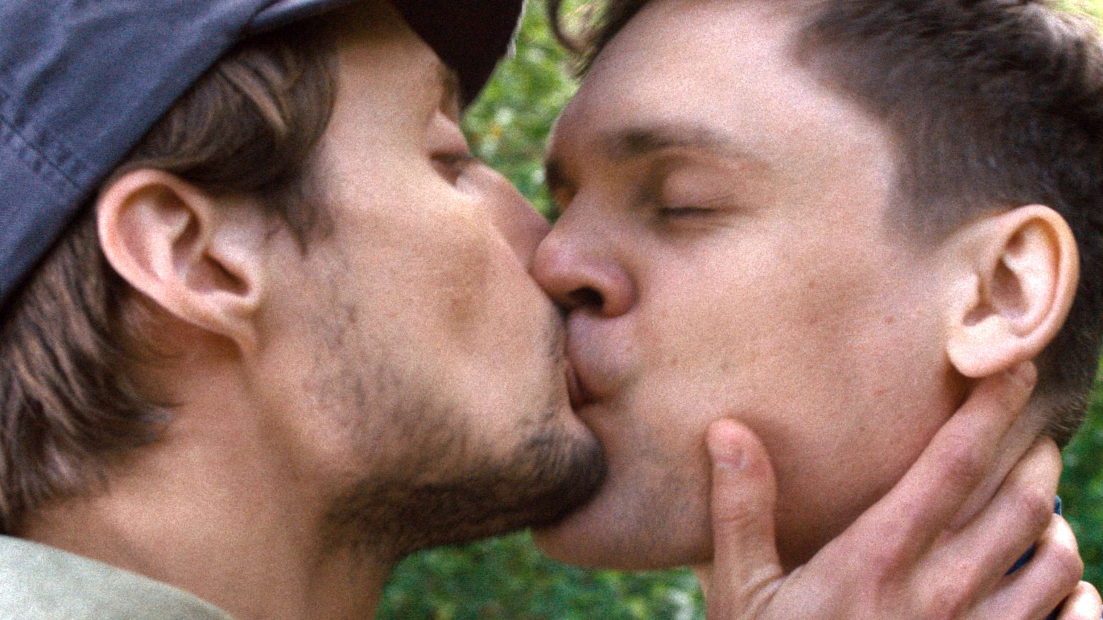 Tinder-dates står i kø i traileren til den danske debut ’Se gennem Aske’