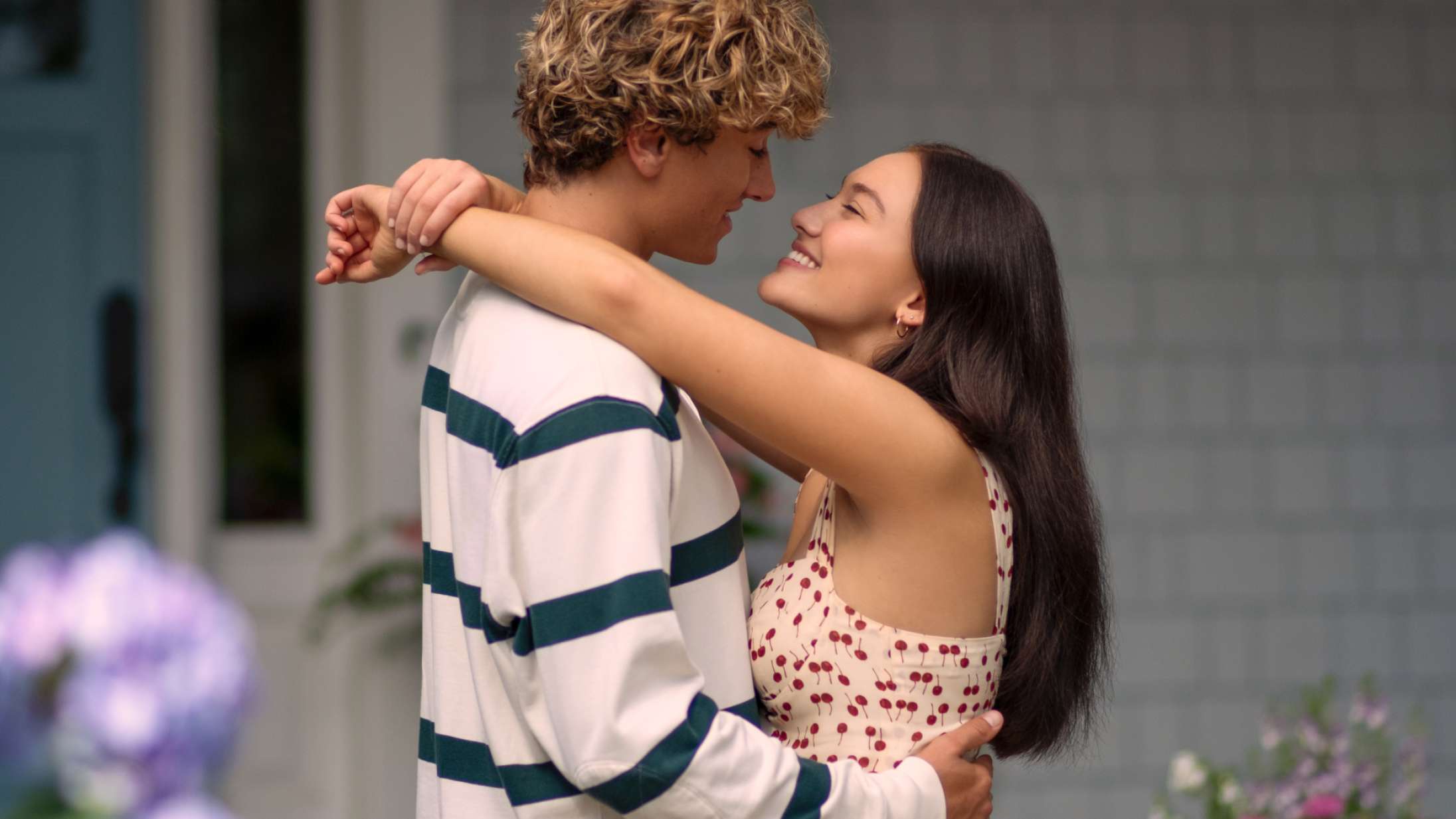 Hitserie med hedt trekantsdrama får fans til at gå amok på sociale medier i disse uger