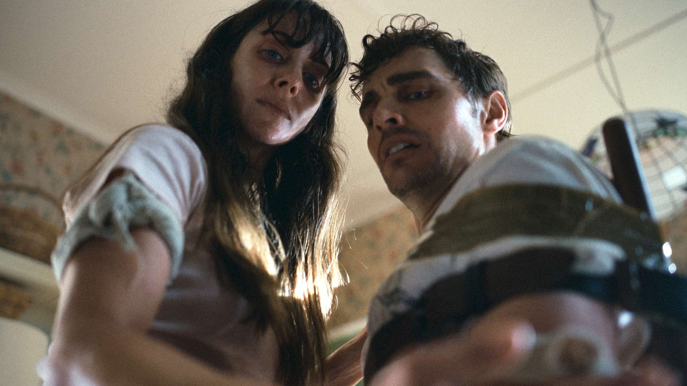 ’Together’: Parforholdshorror med Dave Franco og Alison Brie savner gode idéer ud over den saftige præmis