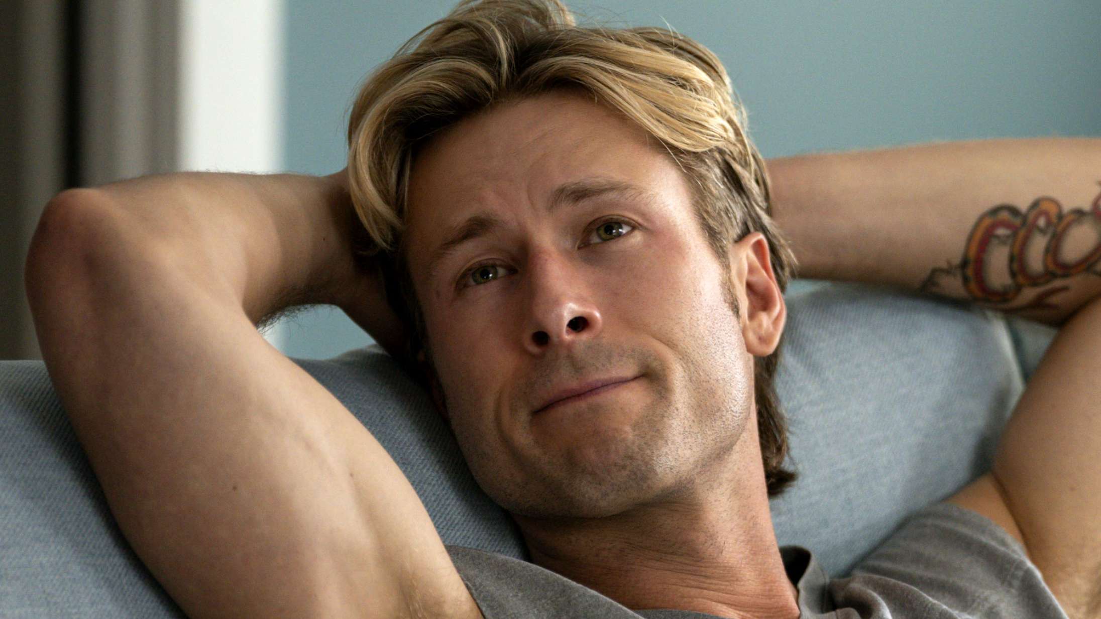 Glen Powell laver en ‘Mrs. Doubtfire’ i første trailer til football-komedieserien ‘Chad Powers’