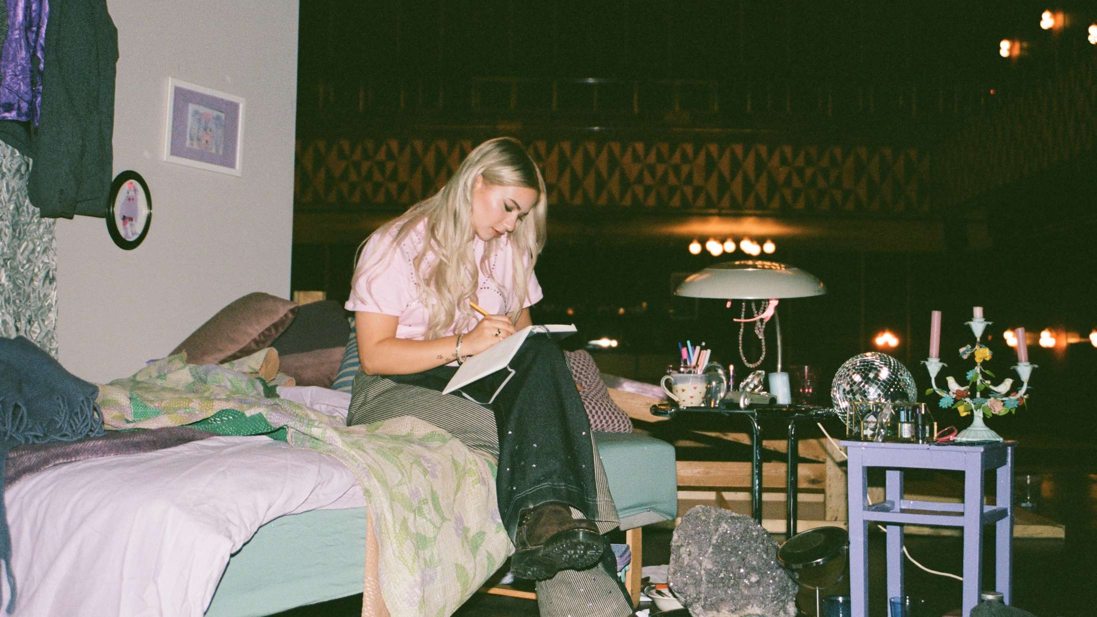 Premiere: Ella Augusta og Ida Laurberg heler dit knuste hjerte på ‘Bedre held næste gang’