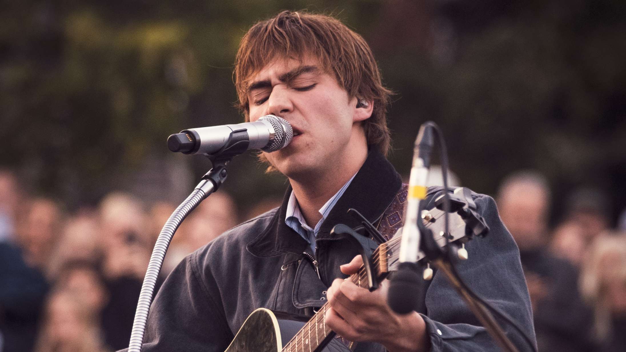 Se Aphaca spille en af sidste års bedste sange på taget af Forum