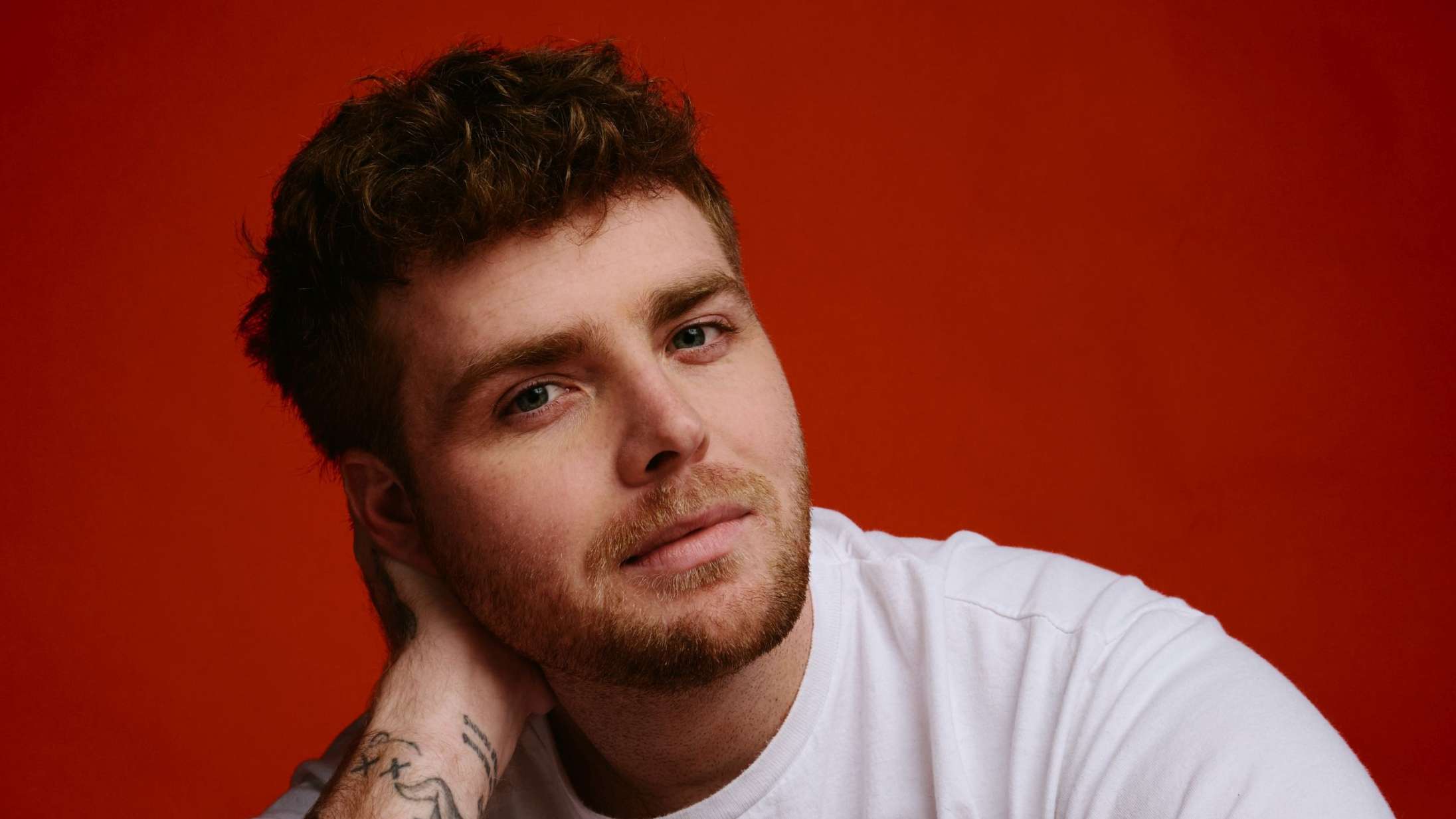 Manden bag sommerens største hit kommer til Danmark