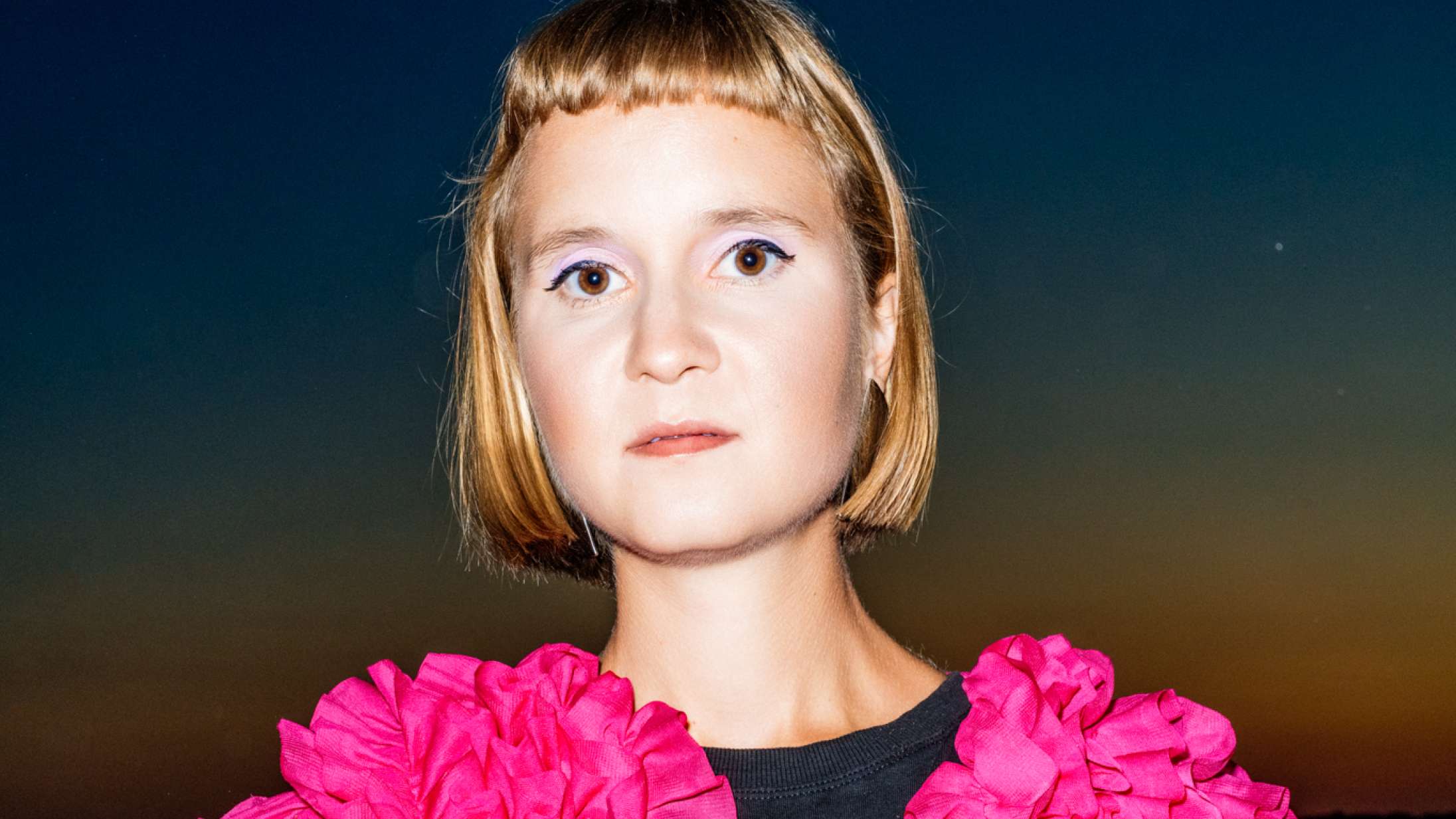 Ti bøger vi vil læse denne måned: Skæbner fra blokken, en creepy pigegruppe og en musiker romandebuterer