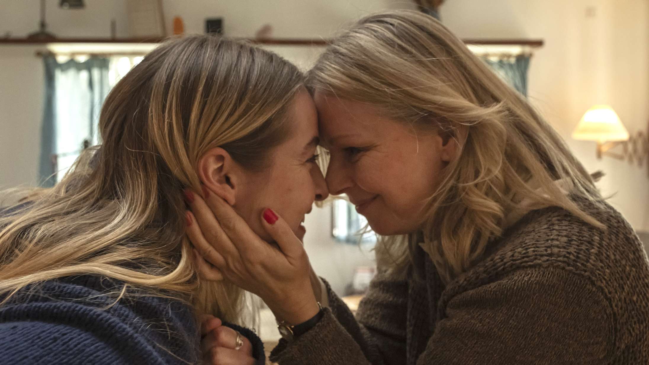 Lene Maria Christensen skal dø fra ungt stortalent i kommende julefilm – se traileren til ‘Ingen kære mor’