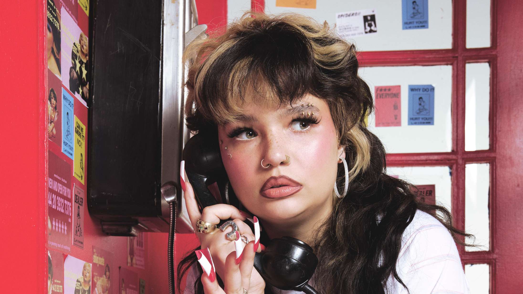 Lola Young aflyser alle koncerter »i den nærmeste fremtid« efter kollaps på scenen