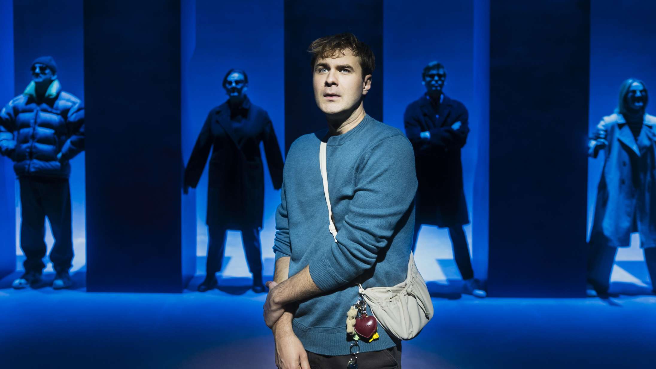 ‘Sat i verden’: Thomas Korsgaard udstiller nutidens latterligheder i dramatikerdebut på Det Kongelige Teater