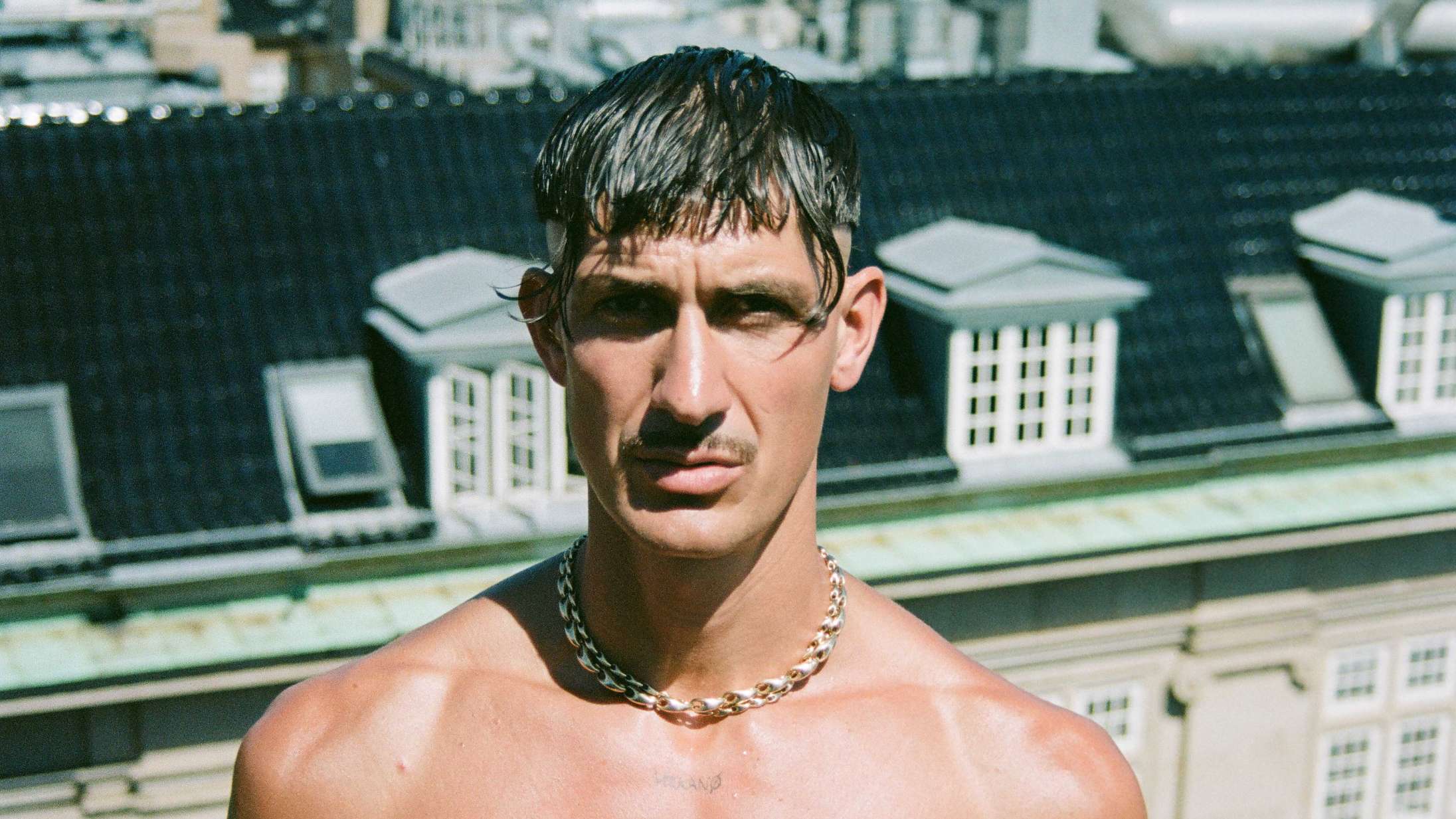 Tobias Rahim donerer en million kroner til misbrugsbehandling – nyt album ude fredag