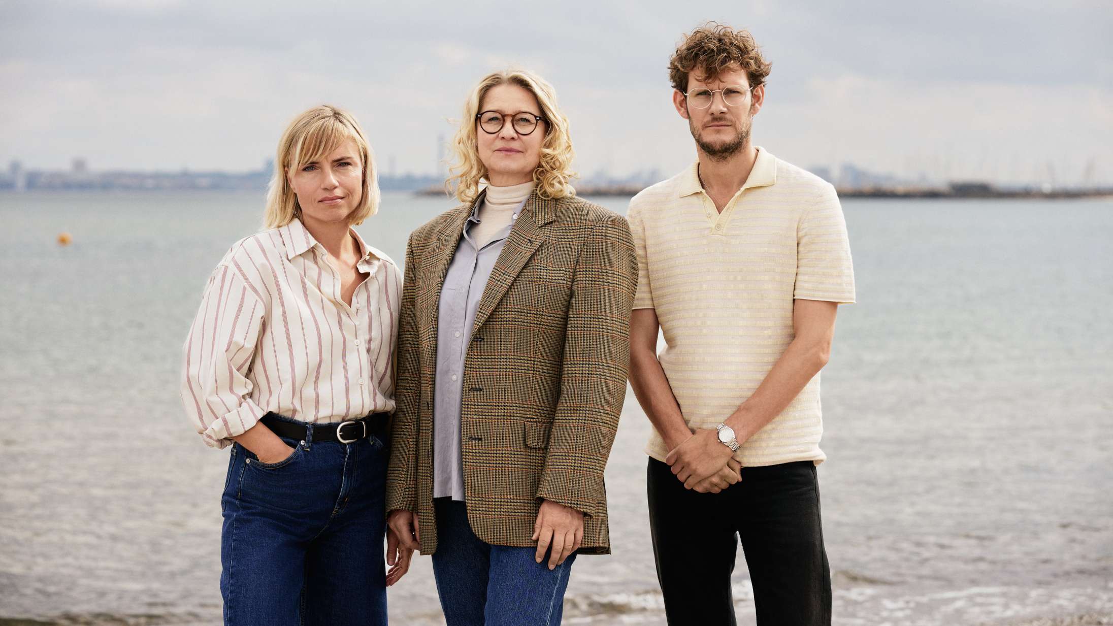 Trine Dyrholm crasher sin forsømte søns fest i talentspækket familiedrama