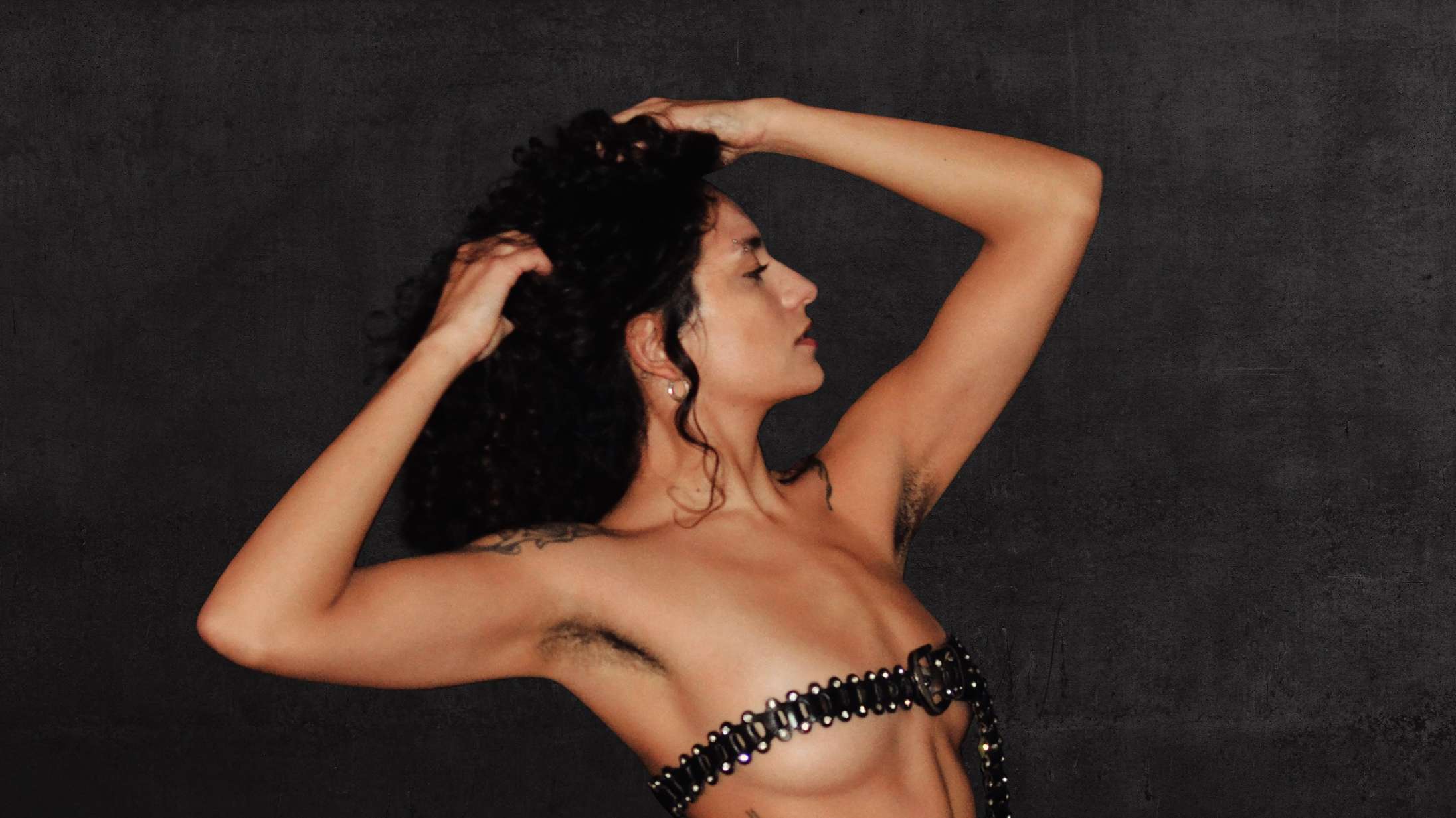 Hendes sanselige koncerter har skabt overskrifter. Julie Pavons debutalbum er lige dele bevægeligt og bevægende