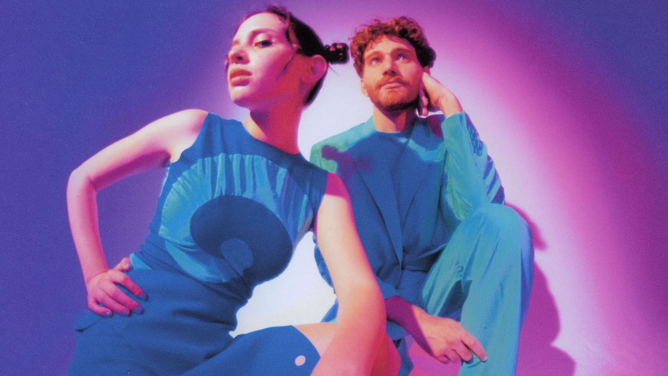 Ugens Top Tracks: Magdalena Bay lavede sidste års bedste synthpop-album – så hvorfor ikke skifte genre?