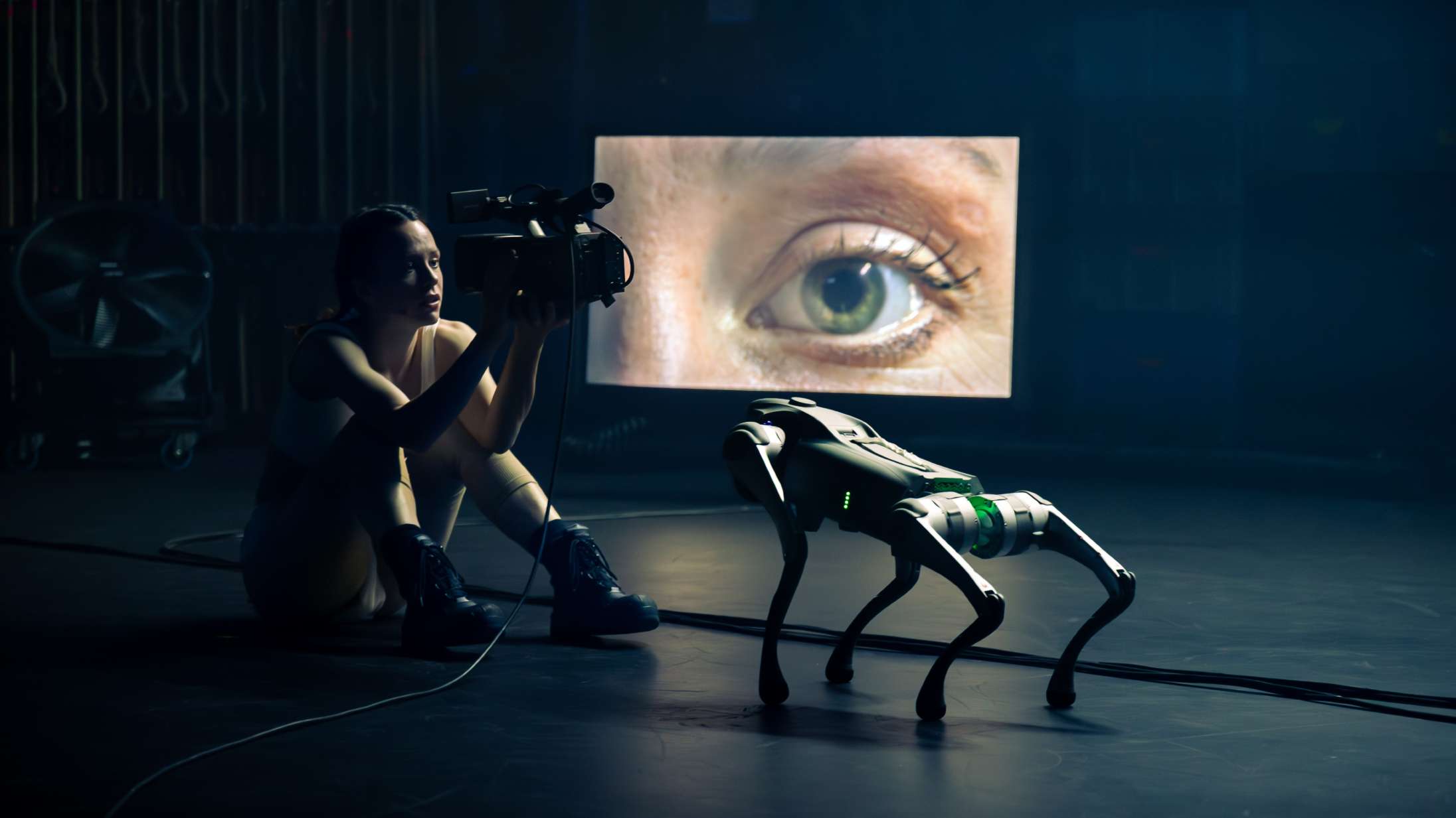 Der er gudebabyer i voksenble og absurd tech-kaos i ‘Prometheus’ – men robothunden stjæler scenen