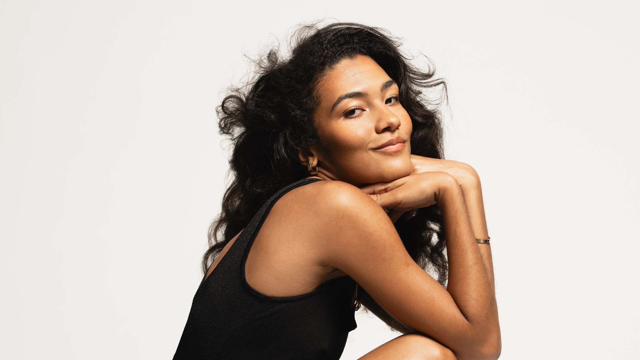 Soulsangeren Olivia Dean lever op til den ekstreme hype på ‘The Art of Loving’