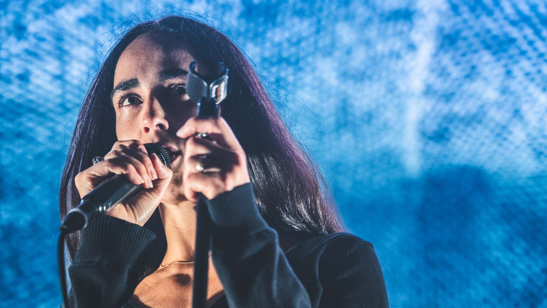 Man fik nærmest associationer til Taylor Swift, da norske Smerz spankulerede ind på Alter Festival