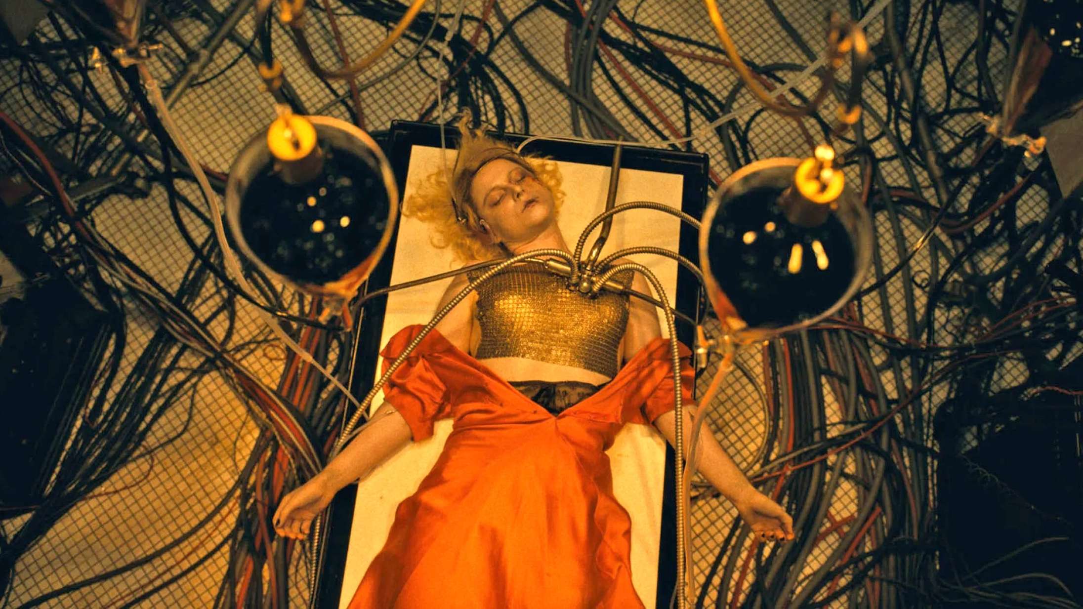 Christian Bales Frankenstein-monster vækker sin brud til live i traileren til ‘The Bride!’