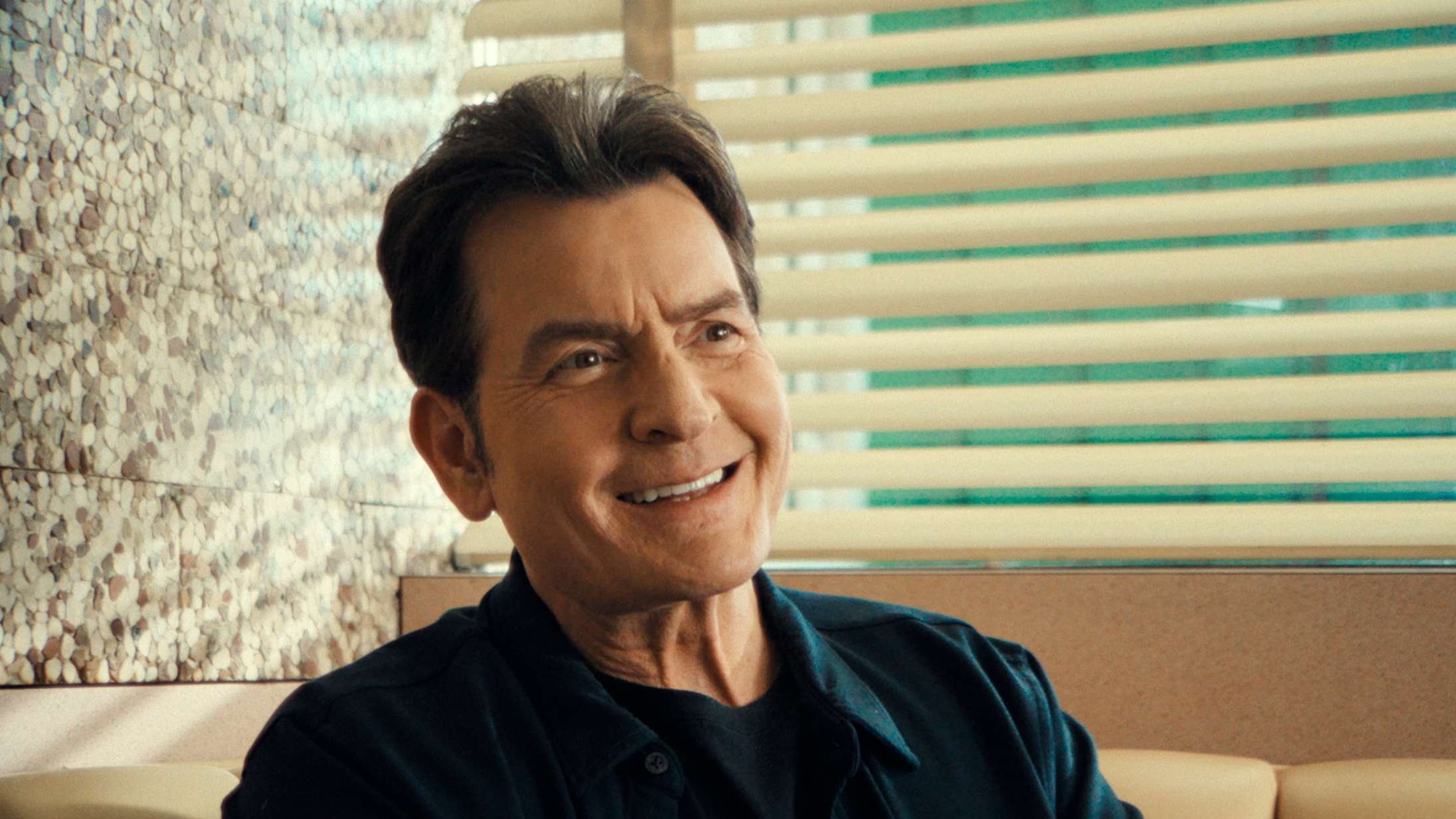 ’aka Charlie Sheen’: Charlie Sheens vanvittige udskejelser er underholdende – men hvad stikker under?