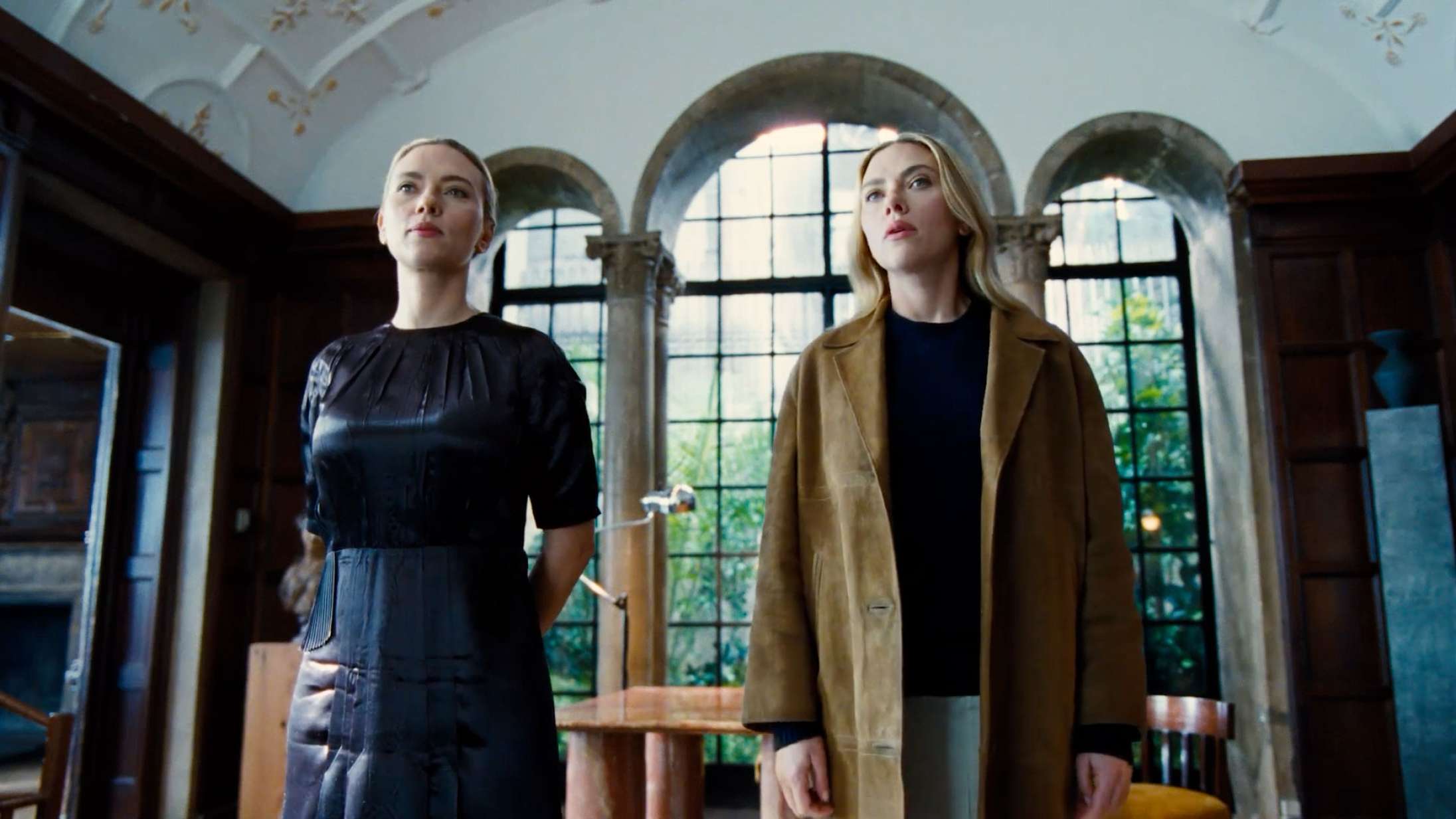 Scarlett Johansson brygger sin egen klon i Prada-tasken – se ‘Poor Things’-instruktørs skøre reklame