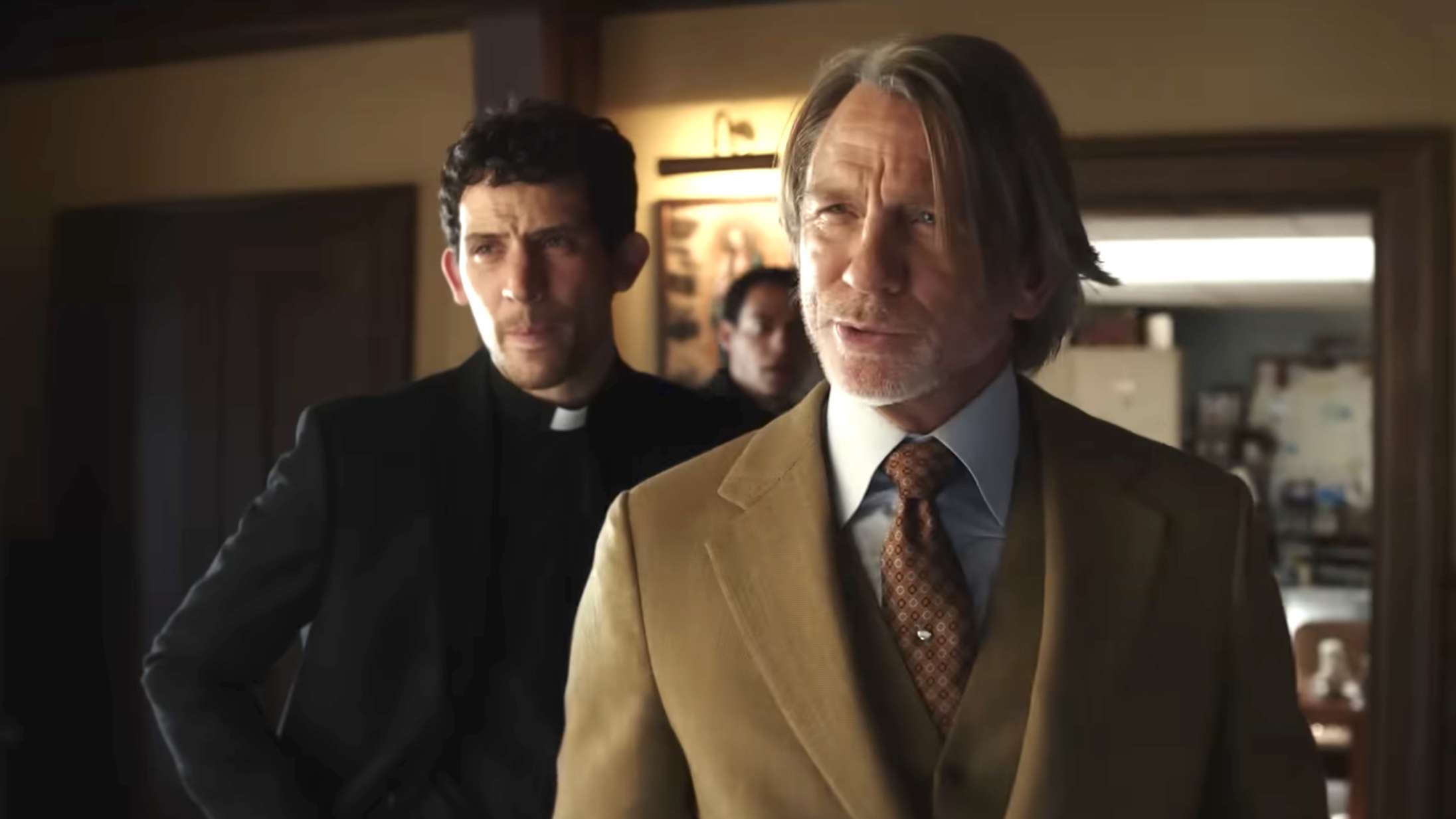 Josh O’Connors uduelige præst assisterer Daniel Craig i tredje ‘Knives Out’-film – se traileren til ‘Wake Up Dead Man’