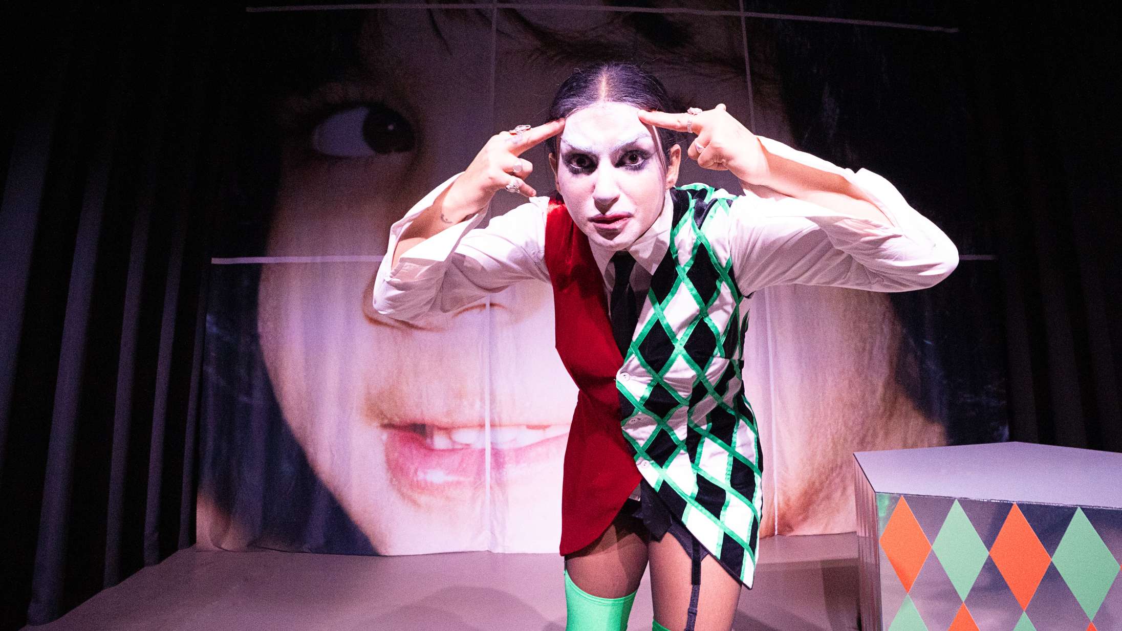 P3-vært Helin Erdem debuterer på scenen i ‘GRWM’ – og udleverer mediebranchen og sig selv