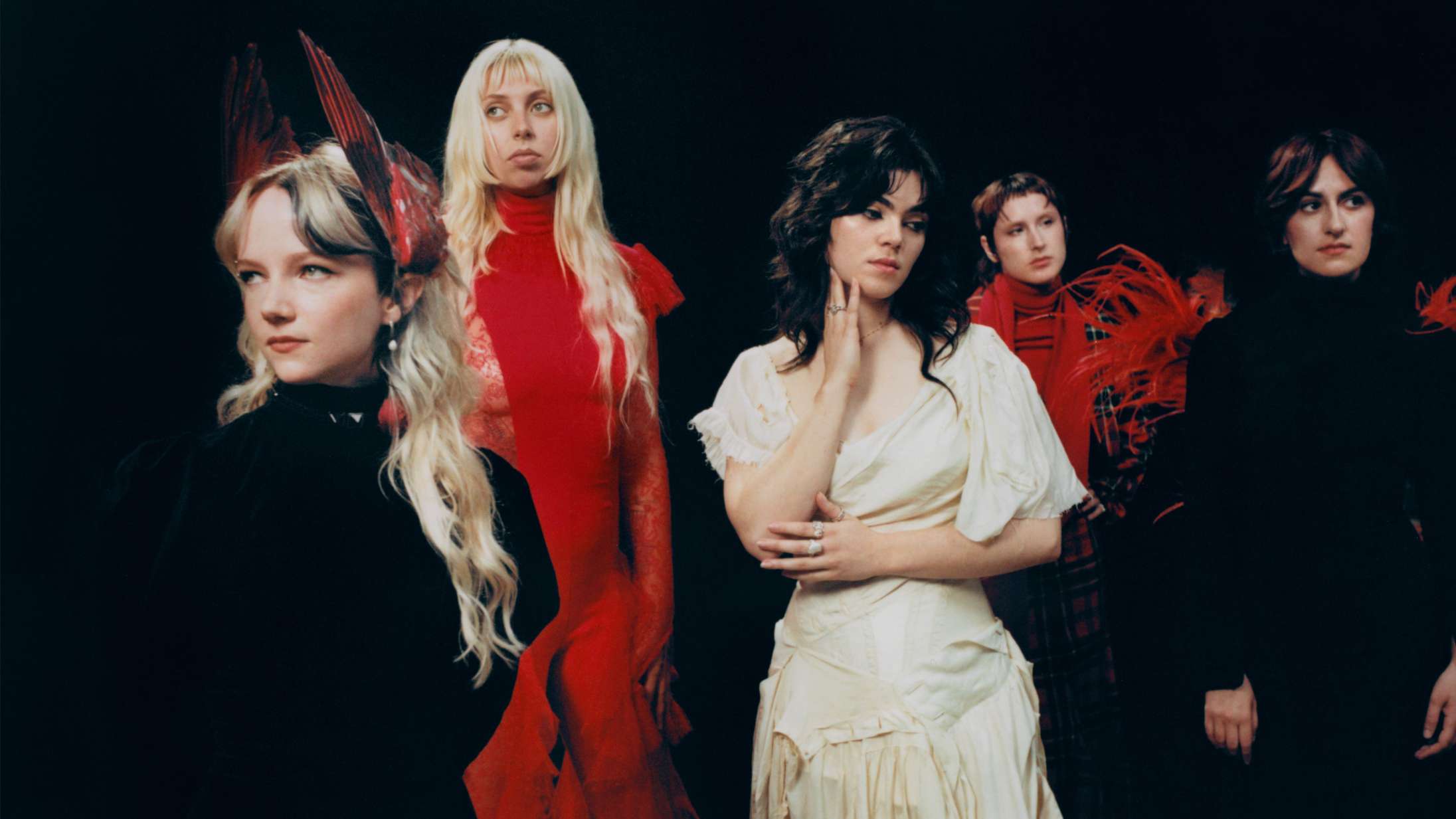 The Last Dinner Partys sjove og relaterbare ‘From the Pyre’ gør kritikken til skamme