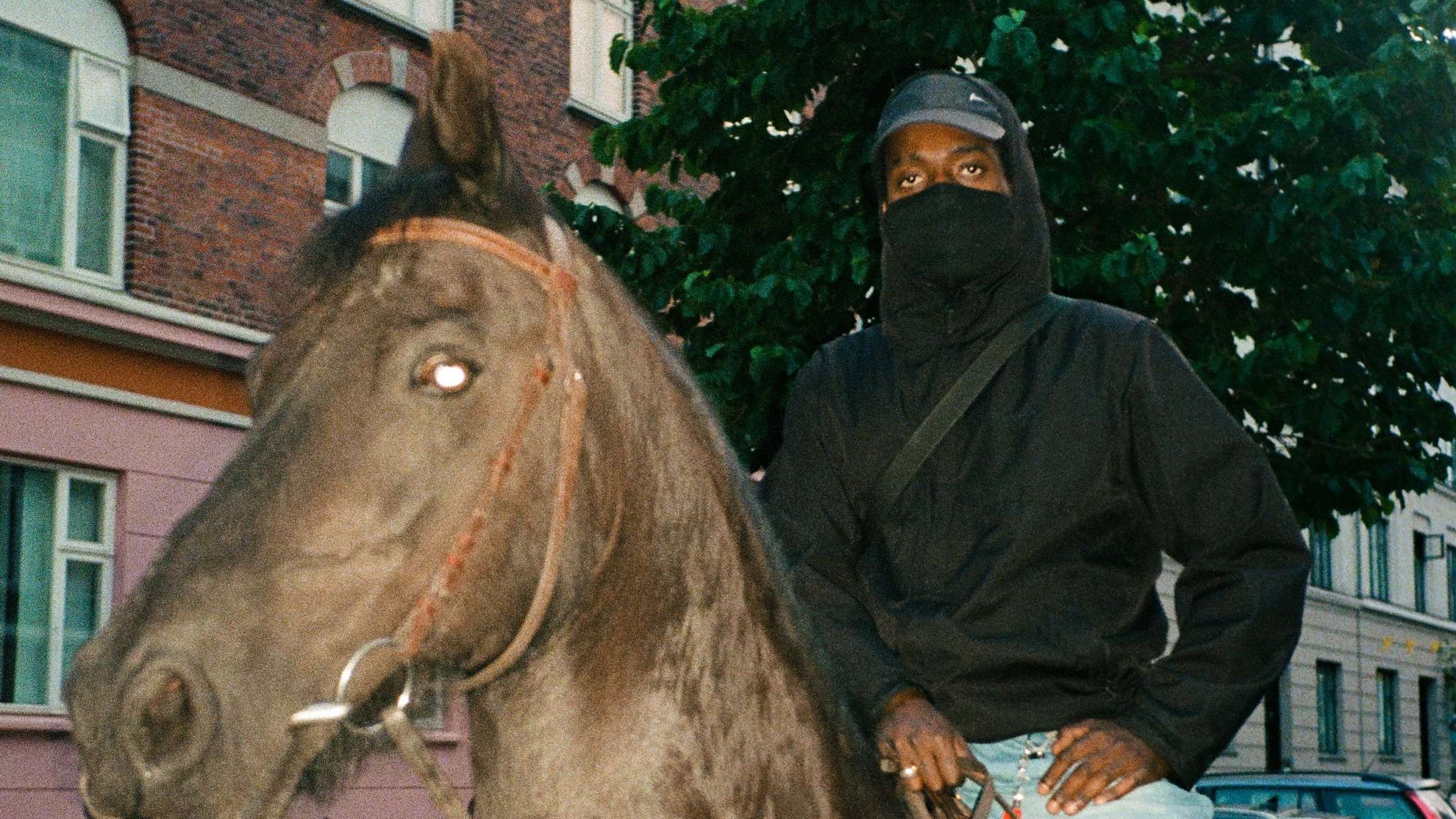 Afskum stikker kniven helt ind på ‘Forbandet’/’Hjertet til munden’ – men han viser også en anden side