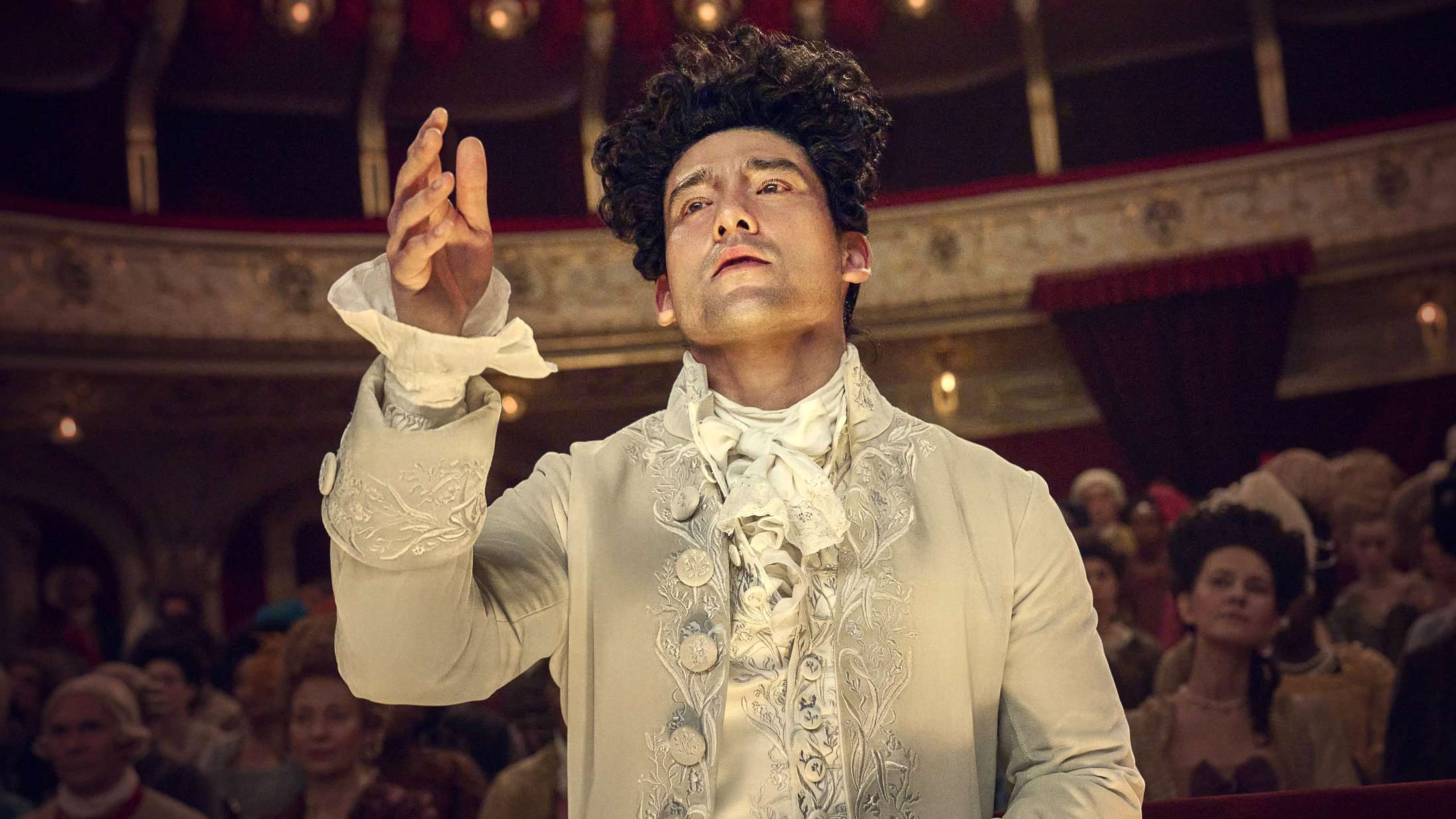 ’The White Lotus’-skuespiller er Mozart i ny ‘Amadeus’-serie – se traileren
