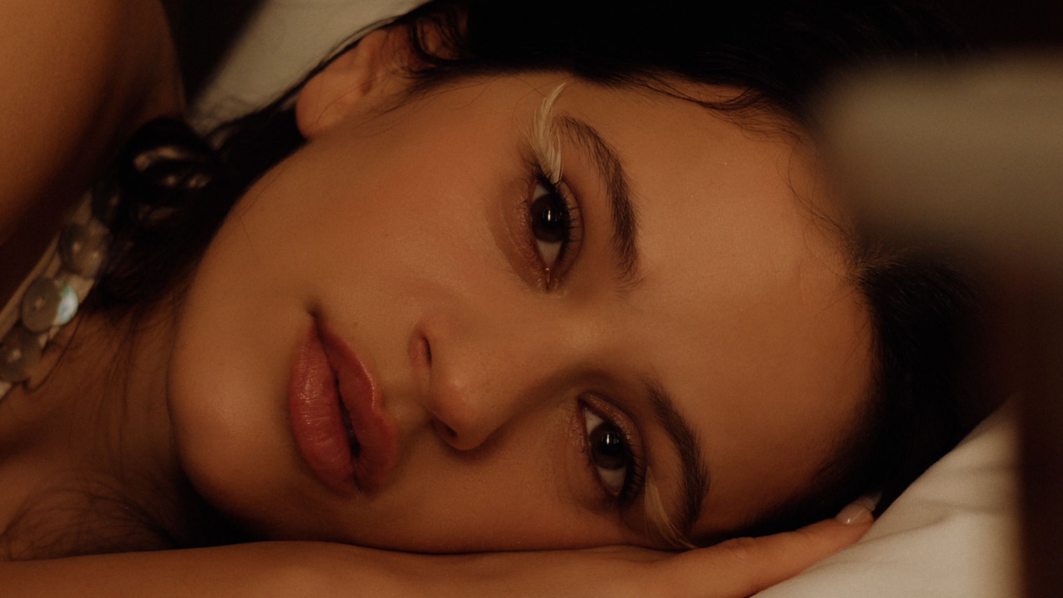 Rosalías ‘Berghain’ lyder som introen til en Dan Brown-filmatisering. Det er faktisk en god ting