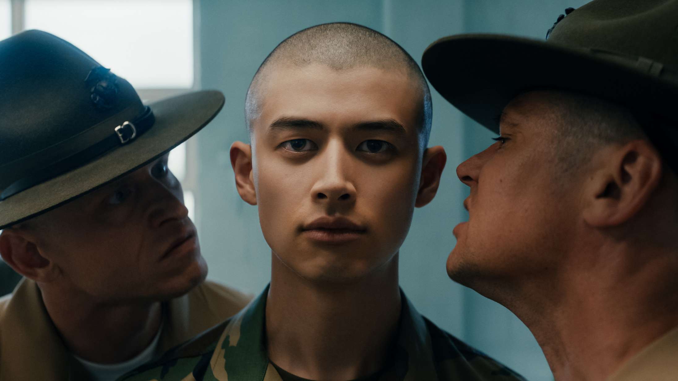 ’Boots’: Spraglet queer-komedie om marinerekrutter i 90’erne skærer tingene ud i pap