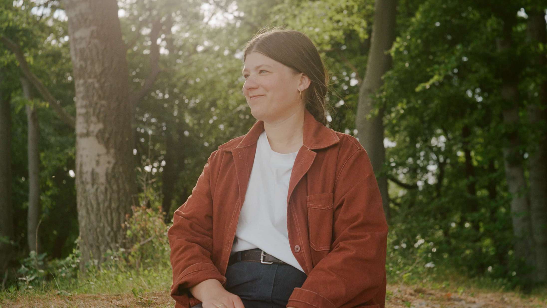 Ti bøger vi vil læse denne måned: Trekantsdrama, politisk thriller og dansk litteraturs it girl