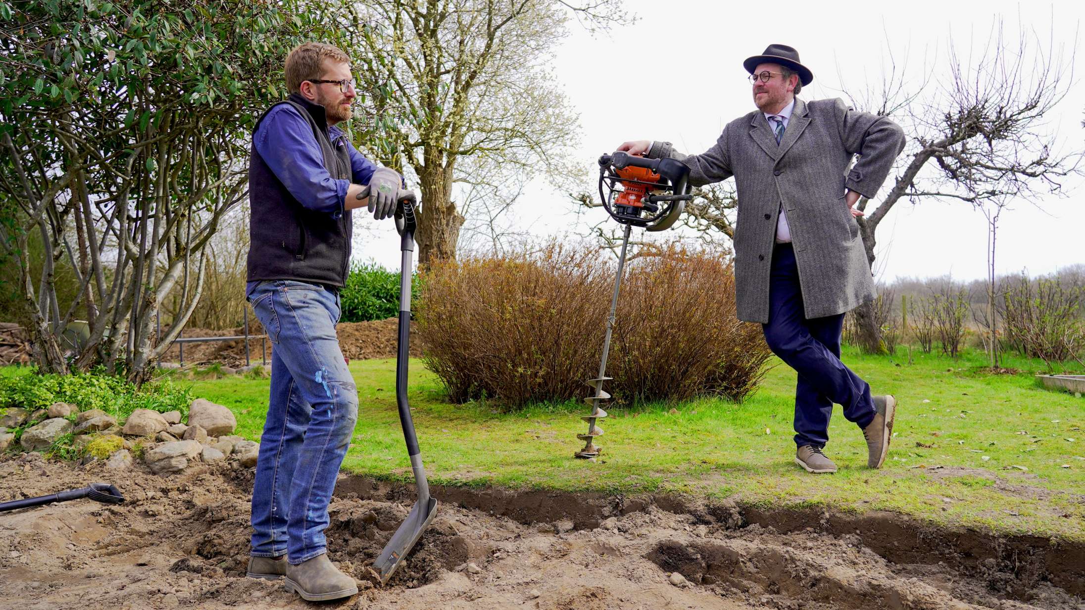 ’Manden i hullet’: Frederik Cilius og Rasmus Bruun graver et hul – og det er både dybt og dumt på den mest elskværdige måde