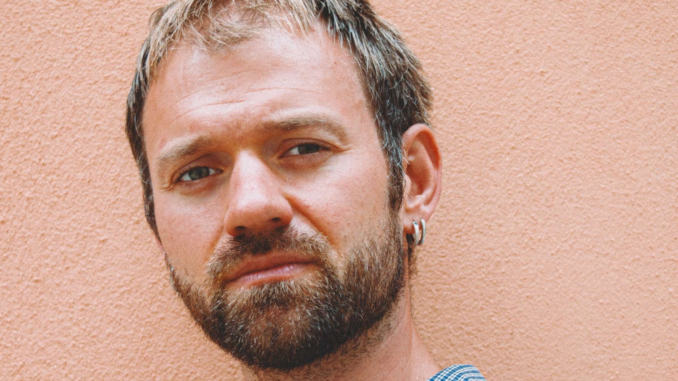 Han drak »fucking mange øl«, tog stoffer og havde »rigtig meget sex«. Men én ting tilgiver Sebastian Wegener aldrig sig selv for