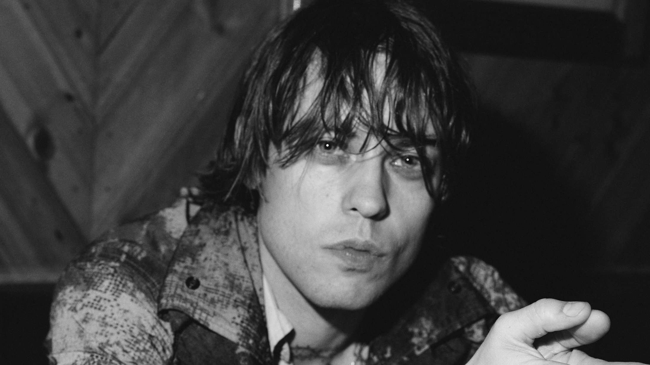 Elias Rønnenfelt kysser  ‘Wednesday’-stjerne i ny musikvideo