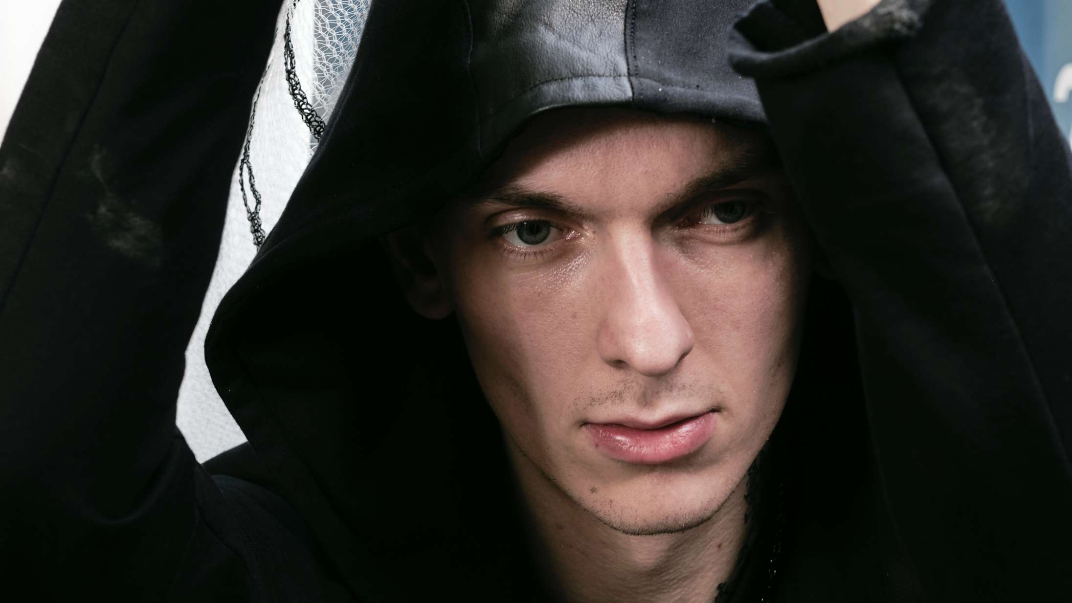 Der gemmer sig en romantiker bag rapskurken Wicky på det gennemførte debutalbum ’Jeez’