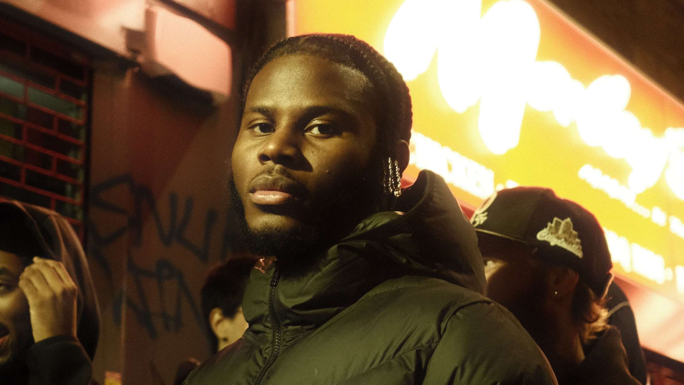 Han producerede et af 2023’s største hits – nu skaber Jim Legxacy sit eget univers