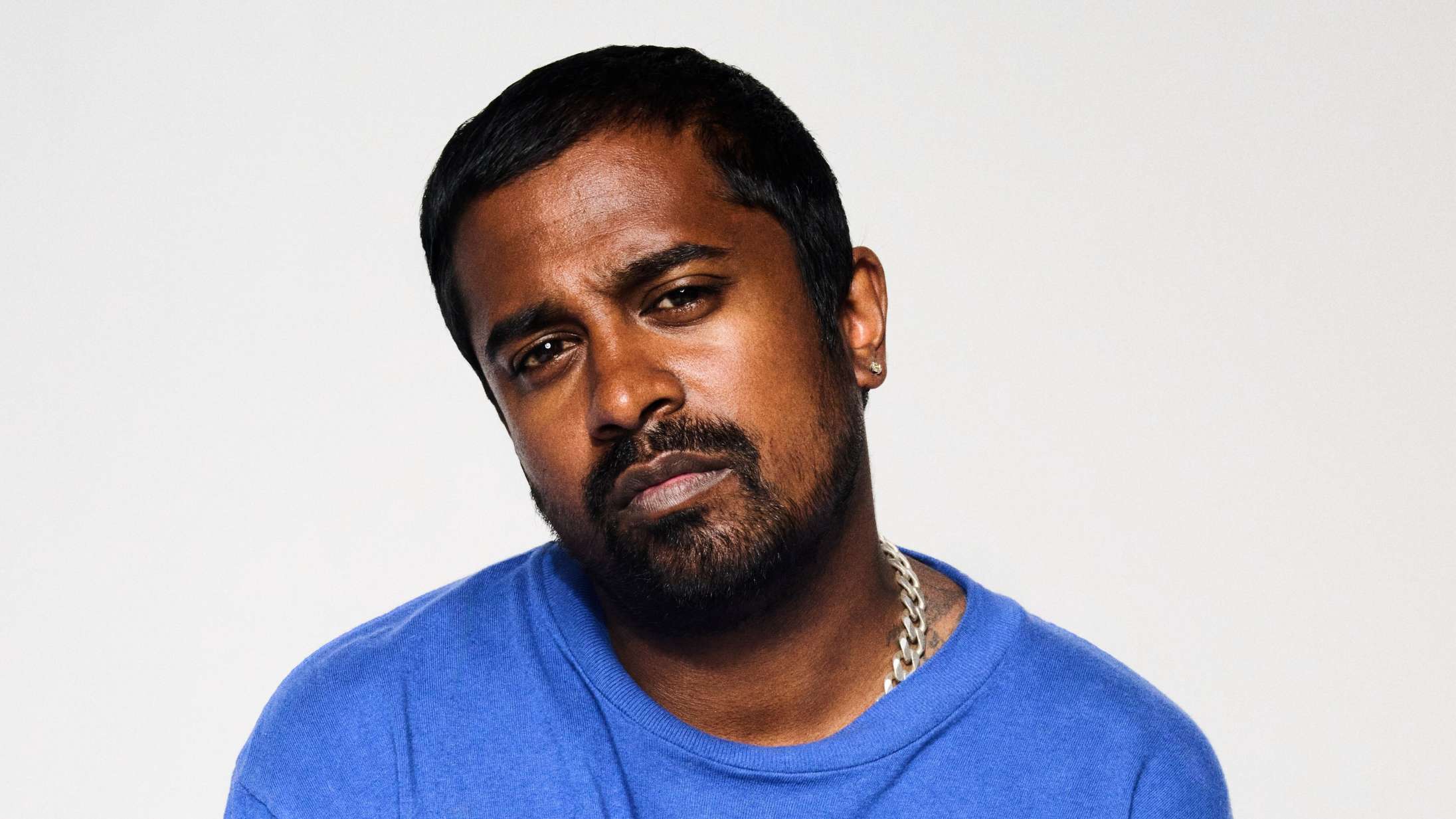 Der gemmer sig en glødende selvfortælling bag de krystalklare popsange på Lord Sivas ’Unge vind’