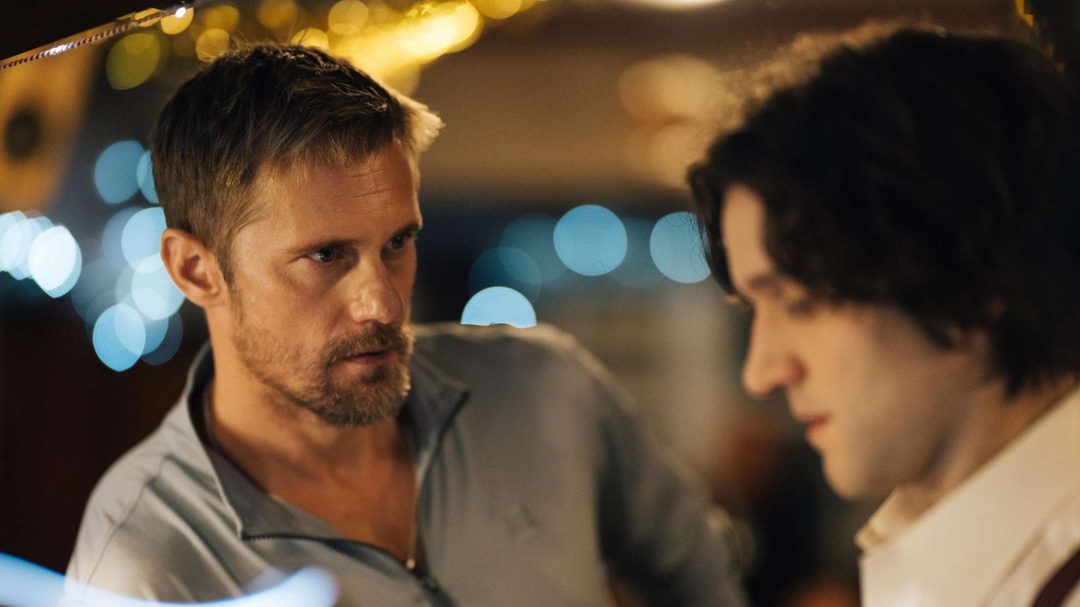 ‘Harry Potter’-stjerne indleder BDSM-romance med Alexander Skarsgård i første trailer til den kinky debutfilm ‘Pillion’