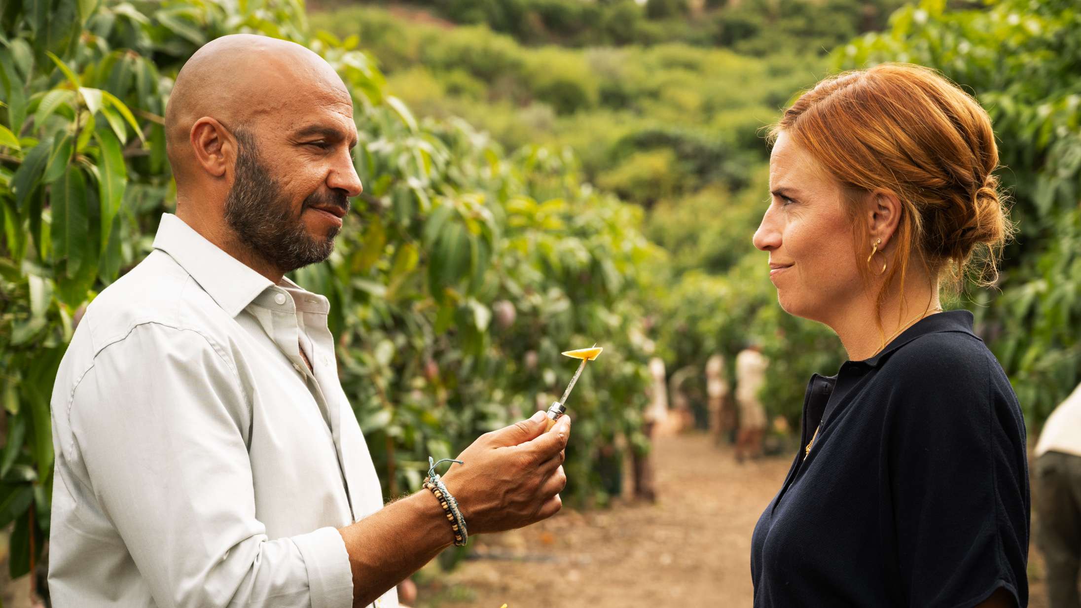 Josephine Park vil have Dar Salim og hans mangofarm i ny Netflix-romcom – se traileren til ‘Mango’