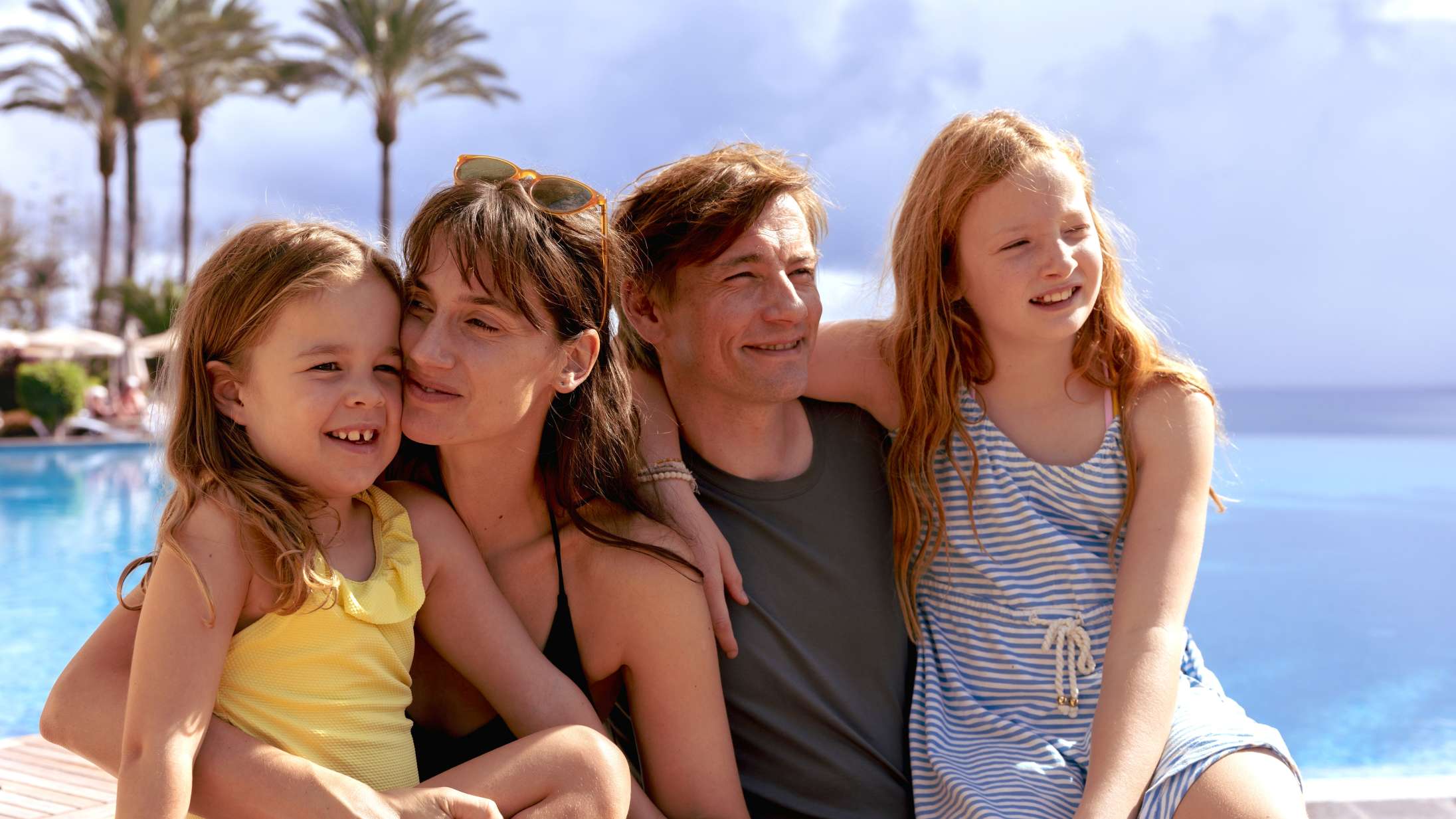 Danica Curcic og Esben Smed konfronteres med flygtninge på all inclusive-ferien i ny dansk film