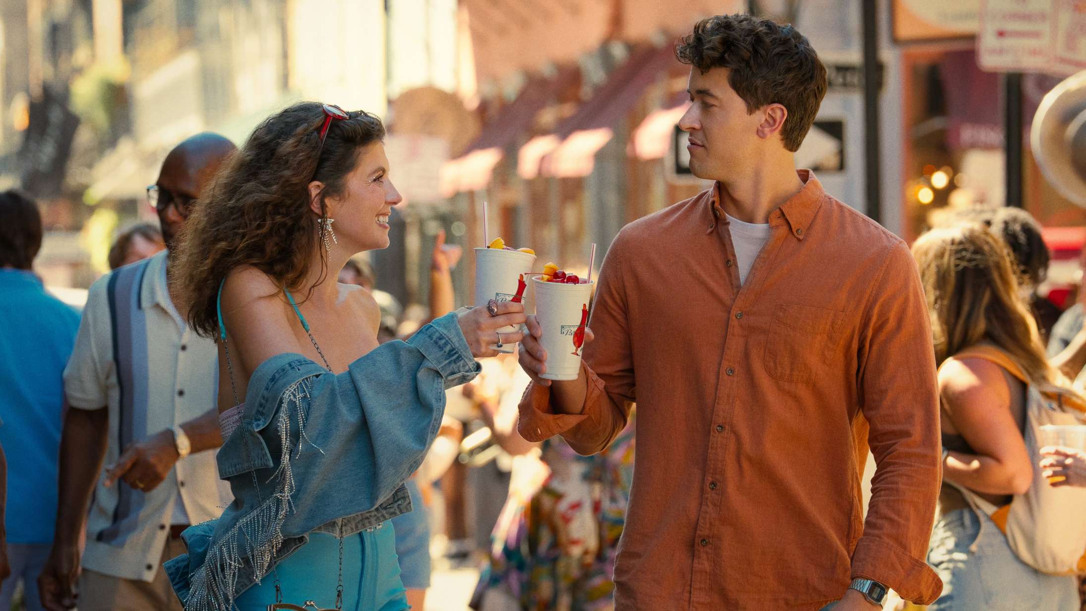 TikTok-hittende ferieroman rammer Netflix – se traileren til ’People We Meet On Vacation’