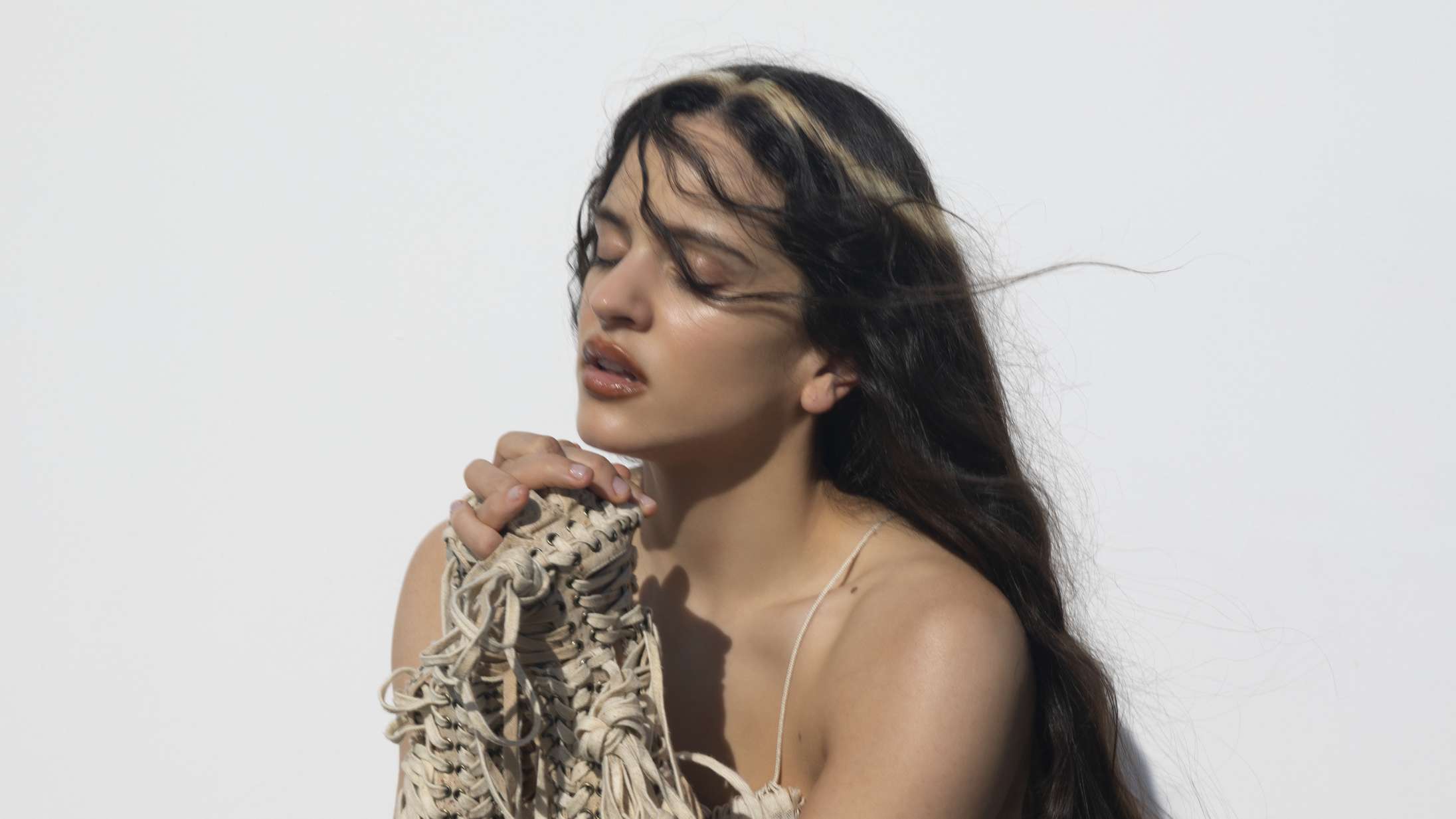 13 forskellige sprog?! Her er fem ting, vi lærte om Rosalías kommende album i ny podcast