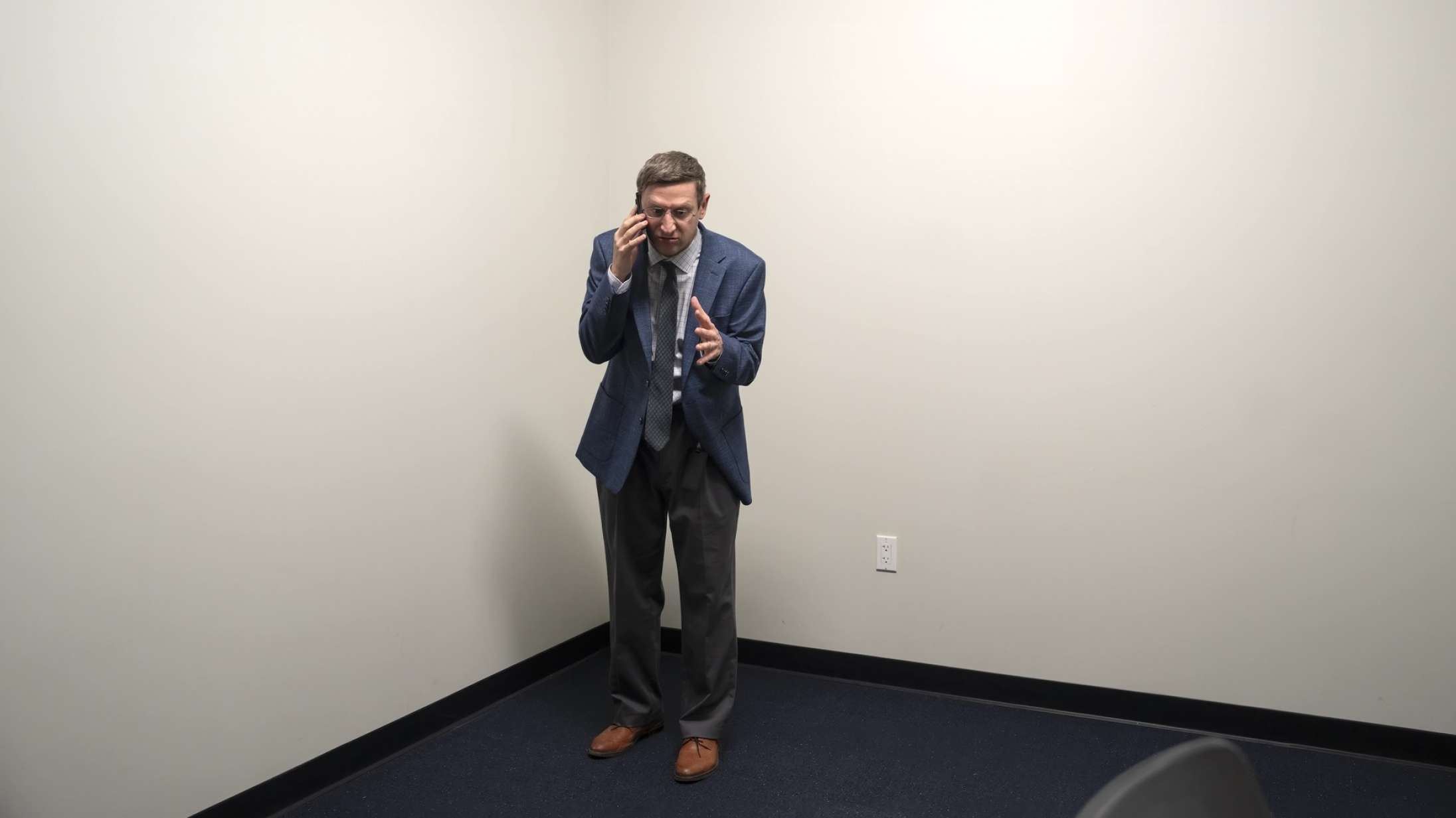 ’The Chair Company’: Du må ikke snyde dig selv for denne genistreg af en serie