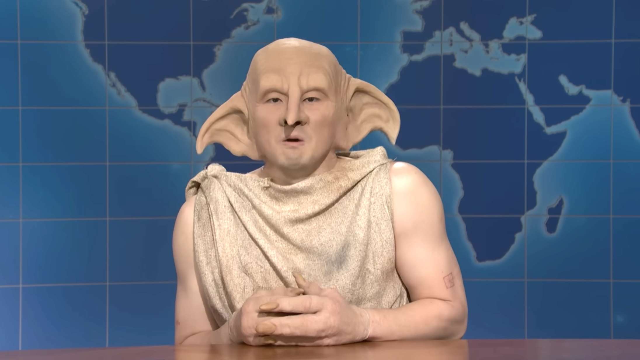 Bowen Yang tager pis på J.K. Rowlings transfobiske udtalelser som husalfen Dobby i ‘Saturday Night Live’