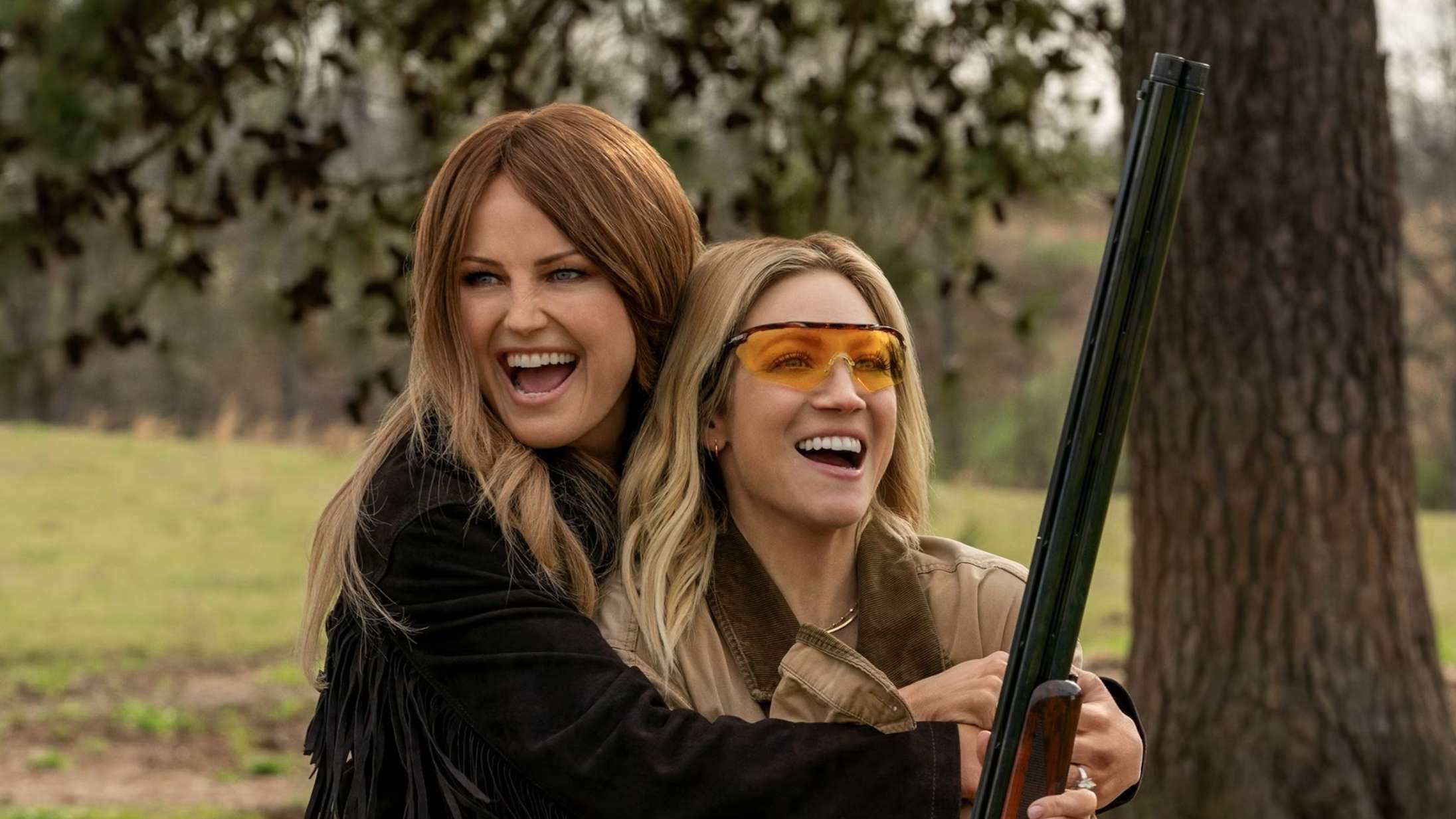 ’The Hunting Wives’: Våbenfikseret og liderlig serie har hittet i USA, og nu kan den ses på dansk Netflix