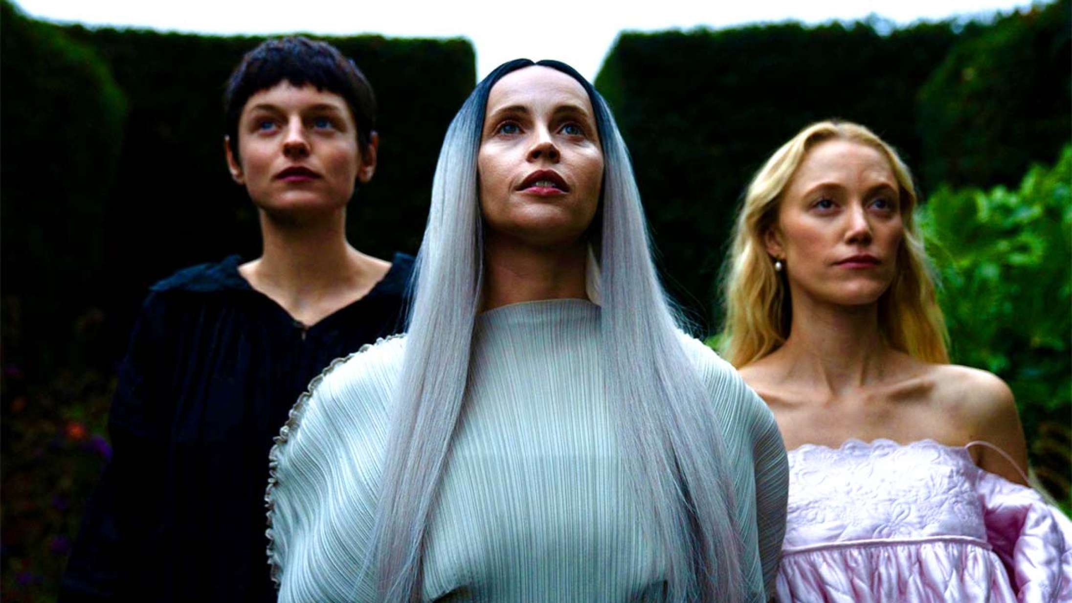 Charli XCX får selskab af en række unge filmstjerner i den forførende eventyrfilm ‘100 Nights of Hero’ – se traileren